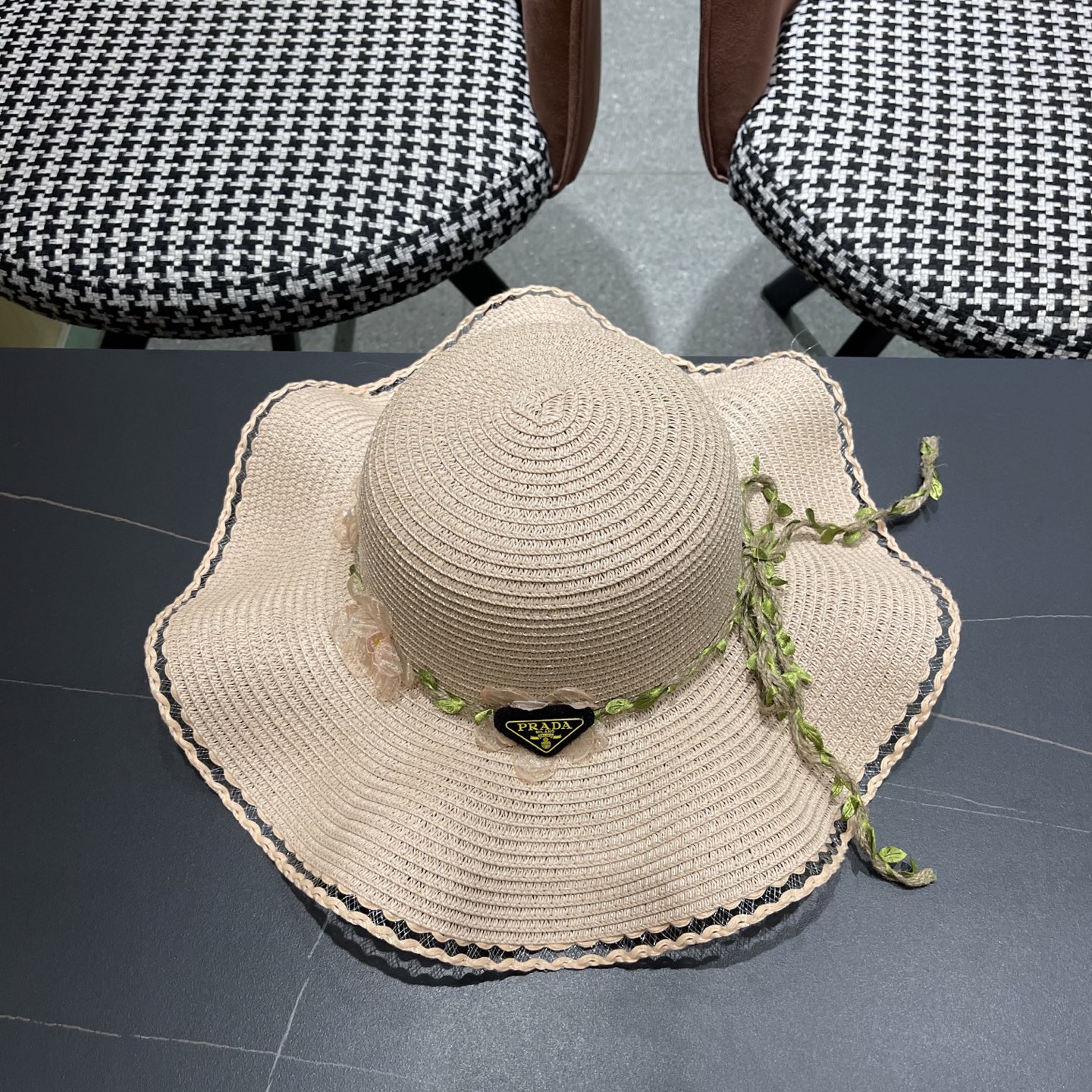  普拉达Prada 草帽女夏季2025新款蝴蝶结大帽檐遮阳防晒
太阳帽海边度假风沙滩帽
