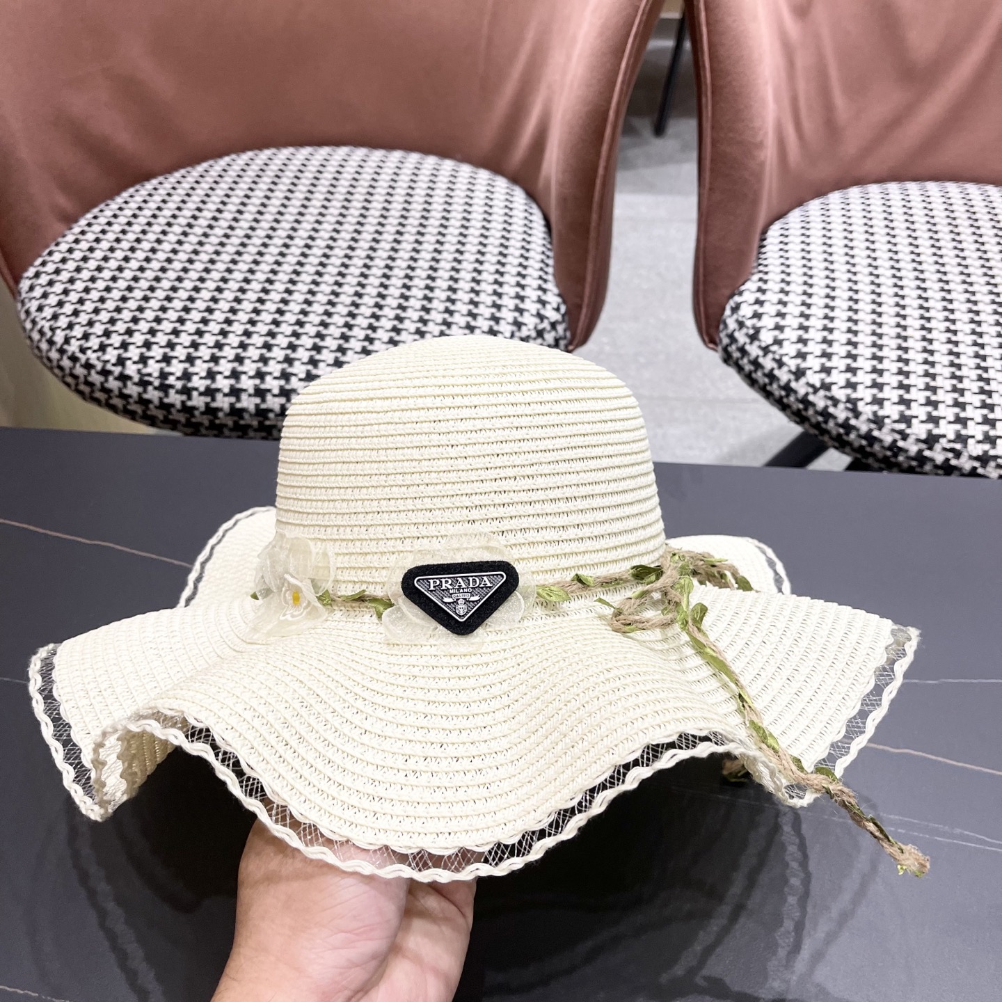  普拉达Prada 草帽女夏季2025新款蝴蝶结大帽檐遮阳防晒
太阳帽海边度假风沙滩帽