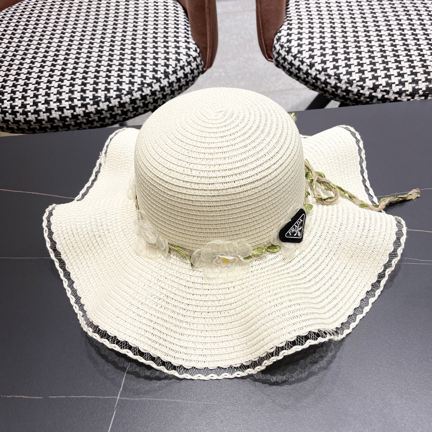  普拉达Prada 草帽女夏季2025新款蝴蝶结大帽檐遮阳防晒
太阳帽海边度假风沙滩帽