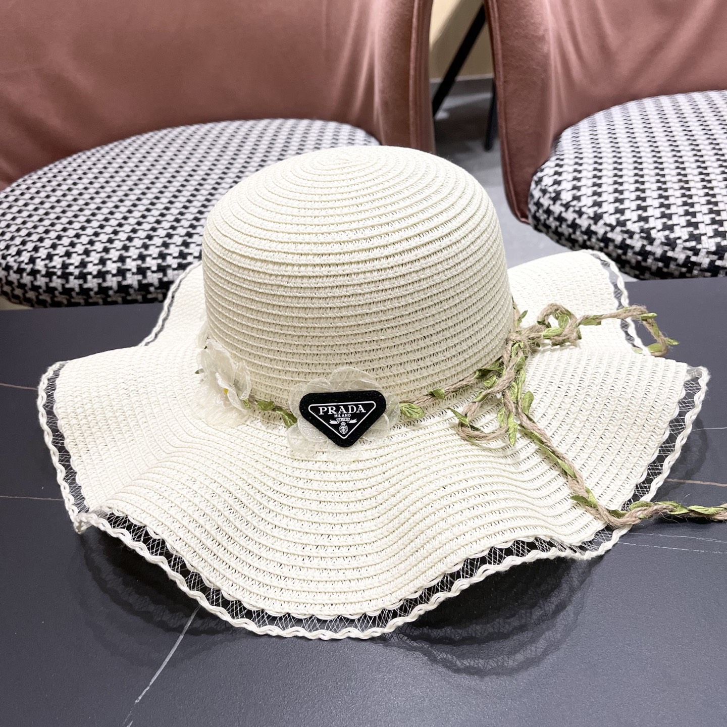  普拉达Prada 草帽女夏季2025新款蝴蝶结大帽檐遮阳防晒
太阳帽海边度假风沙滩帽