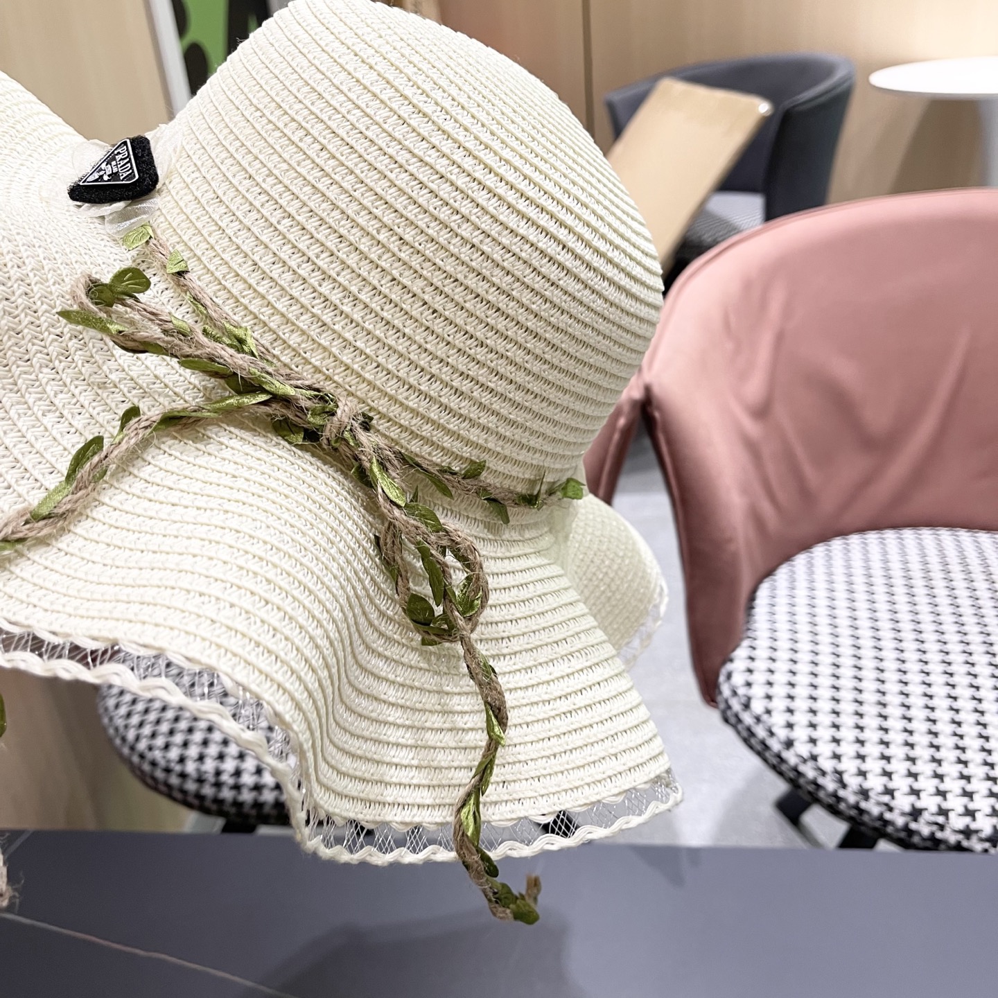  普拉达Prada 草帽女夏季2025新款蝴蝶结大帽檐遮阳防晒
太阳帽海边度假风沙滩帽