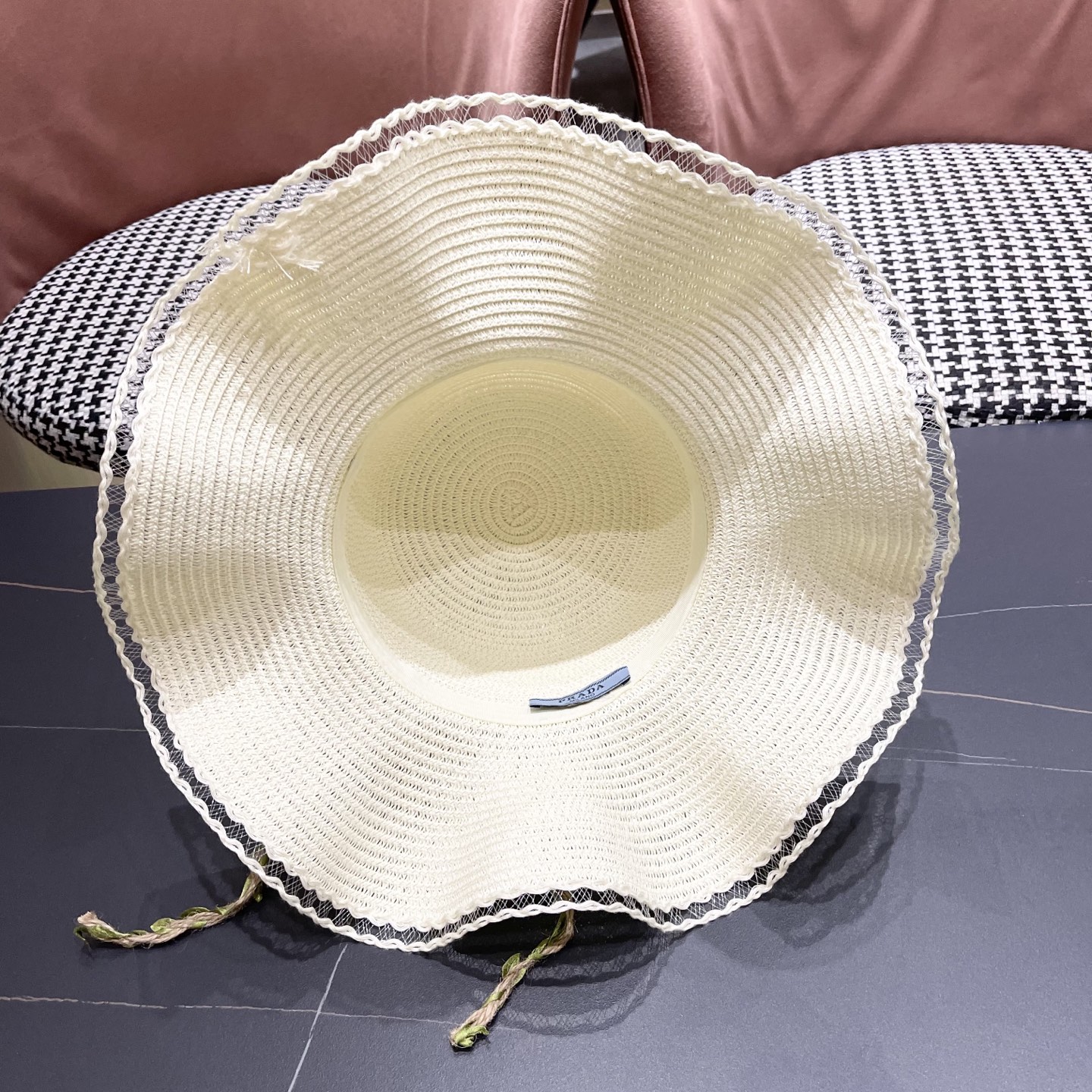  普拉达Prada 草帽女夏季2025新款蝴蝶结大帽檐遮阳防晒
太阳帽海边度假风沙滩帽