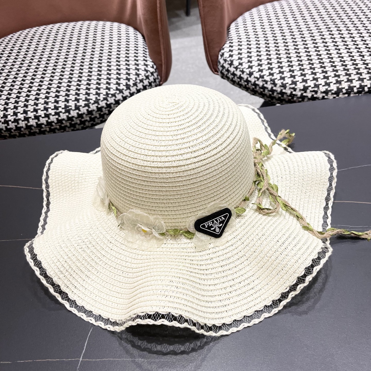  普拉达Prada 草帽女夏季2025新款蝴蝶结大帽檐遮阳防晒
太阳帽海边度假风沙滩帽