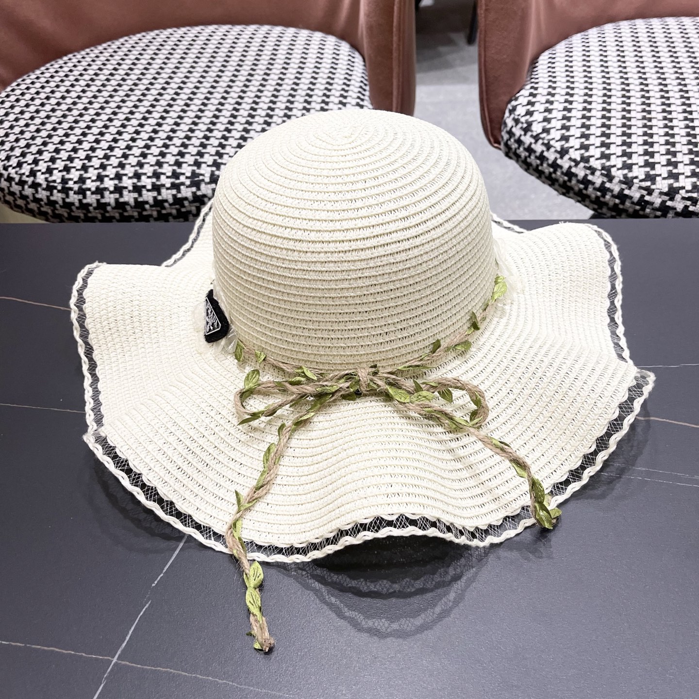  普拉达Prada 草帽女夏季2025新款蝴蝶结大帽檐遮阳防晒
太阳帽海边度假风沙滩帽