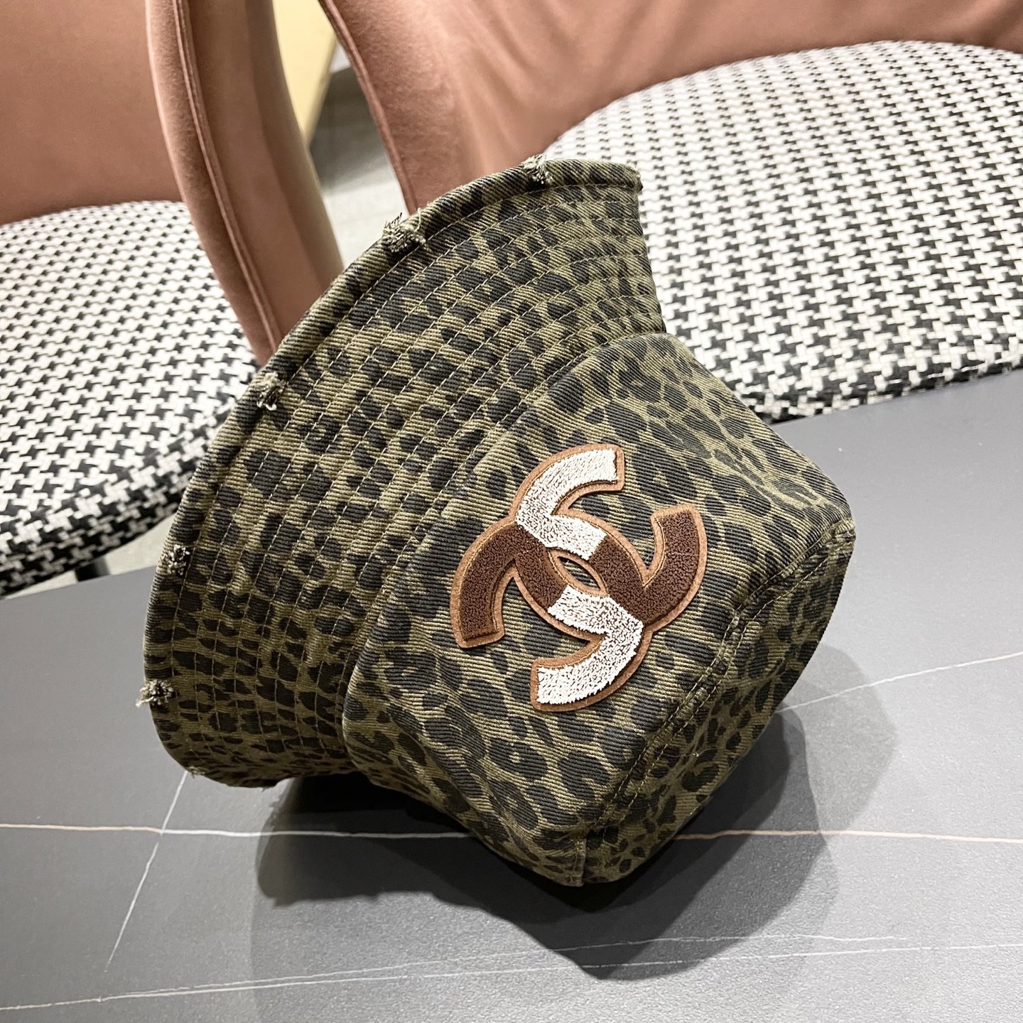  Chanel香奈儿休闲百搭渔夫帽子女春夏韩版日系出
游遮阳防晒水桶帽复吉豹纹盆帽