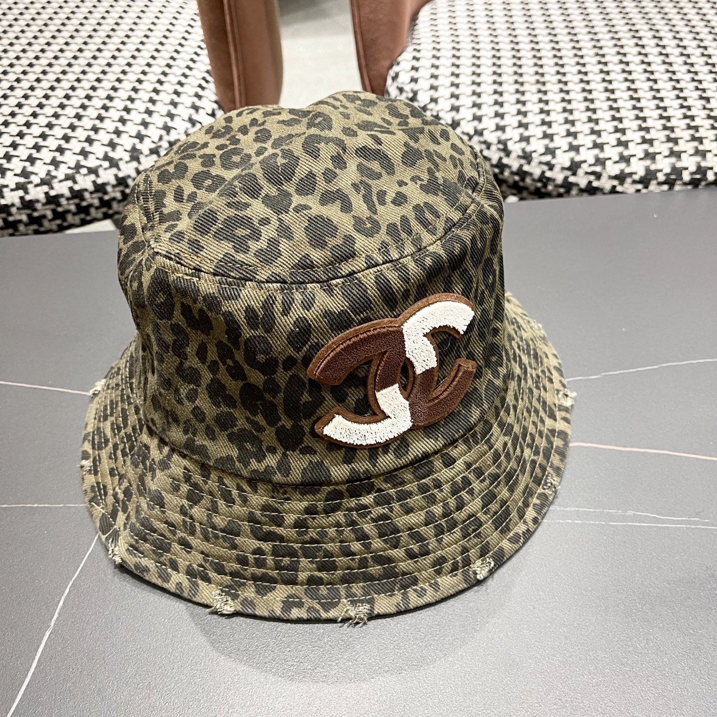  Chanel香奈儿休闲百搭渔夫帽子女春夏韩版日系出
游遮阳防晒水桶帽复吉豹纹盆帽
