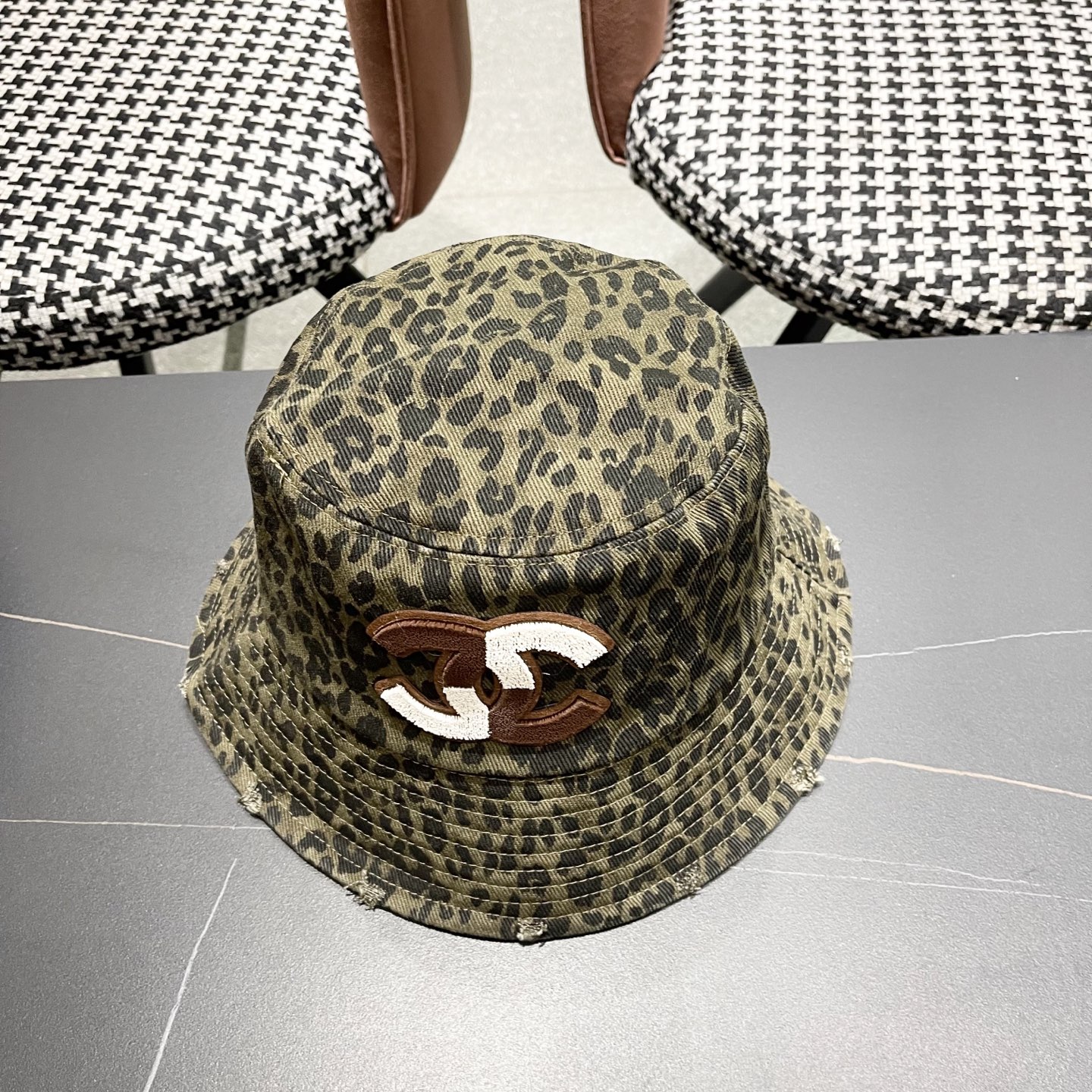  Chanel香奈儿休闲百搭渔夫帽子女春夏韩版日系出
游遮阳防晒水桶帽复吉豹纹盆帽