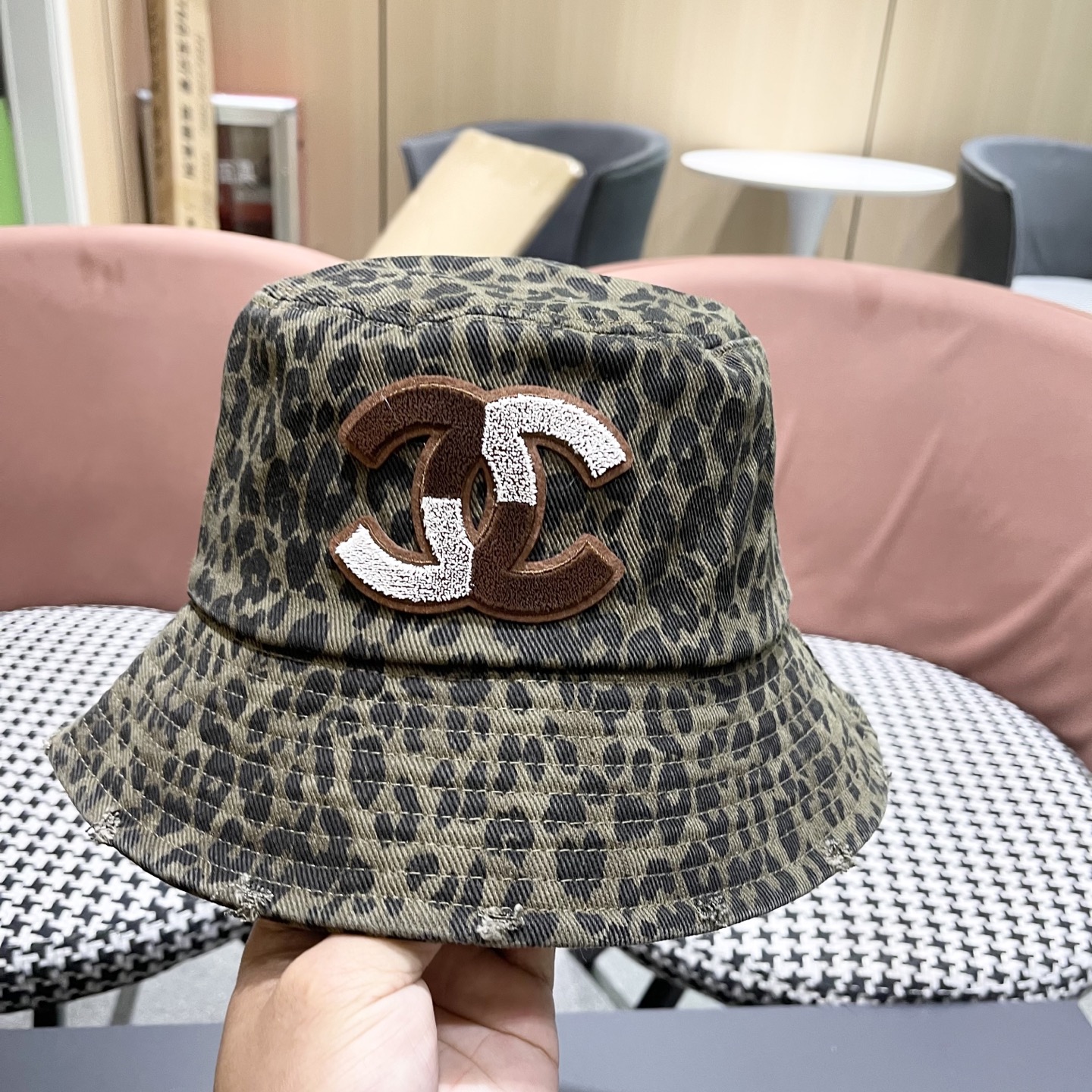 Chanel香奈儿休闲百搭渔夫帽子女春夏韩版日系出
游遮阳防晒水桶帽复吉豹纹盆帽