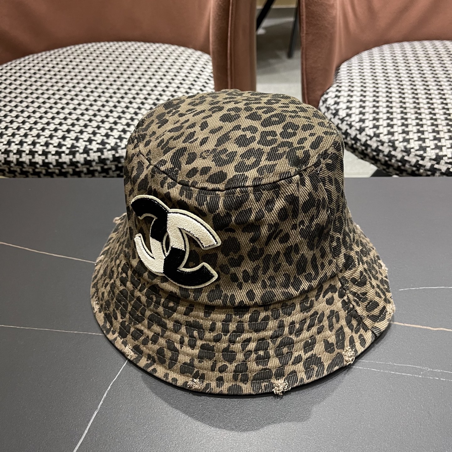  Chanel香奈儿休闲百搭渔夫帽子女春夏韩版日系出
游遮阳防晒水桶帽复吉豹纹盆帽