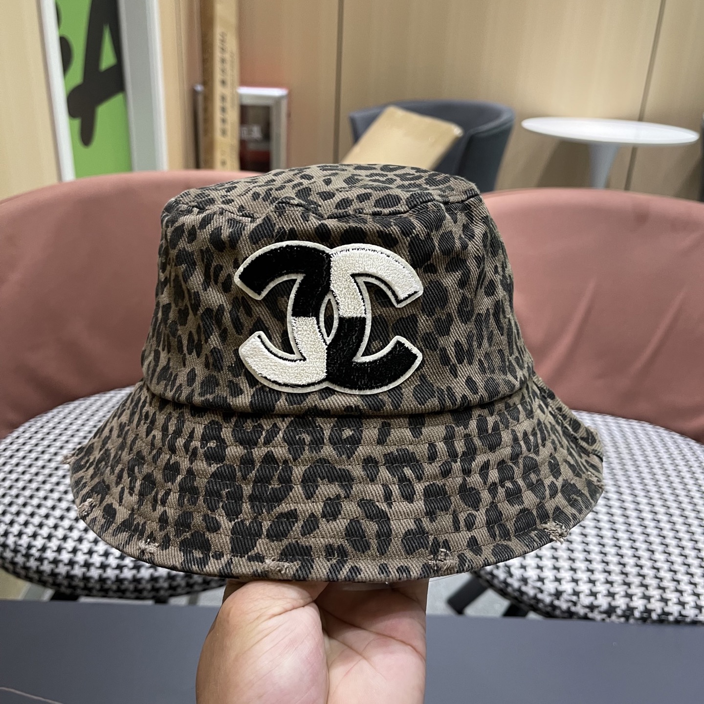  Chanel香奈儿休闲百搭渔夫帽子女春夏韩版日系出
游遮阳防晒水桶帽复吉豹纹盆帽