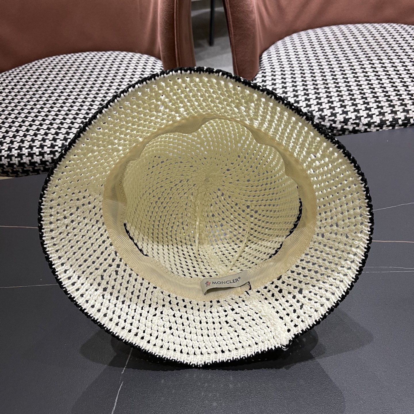  蒙口Moncler 2025薄款草编渔夫帽女夏季镂空透气遮阳防
晒太阳帽显脸小水桶盆帽