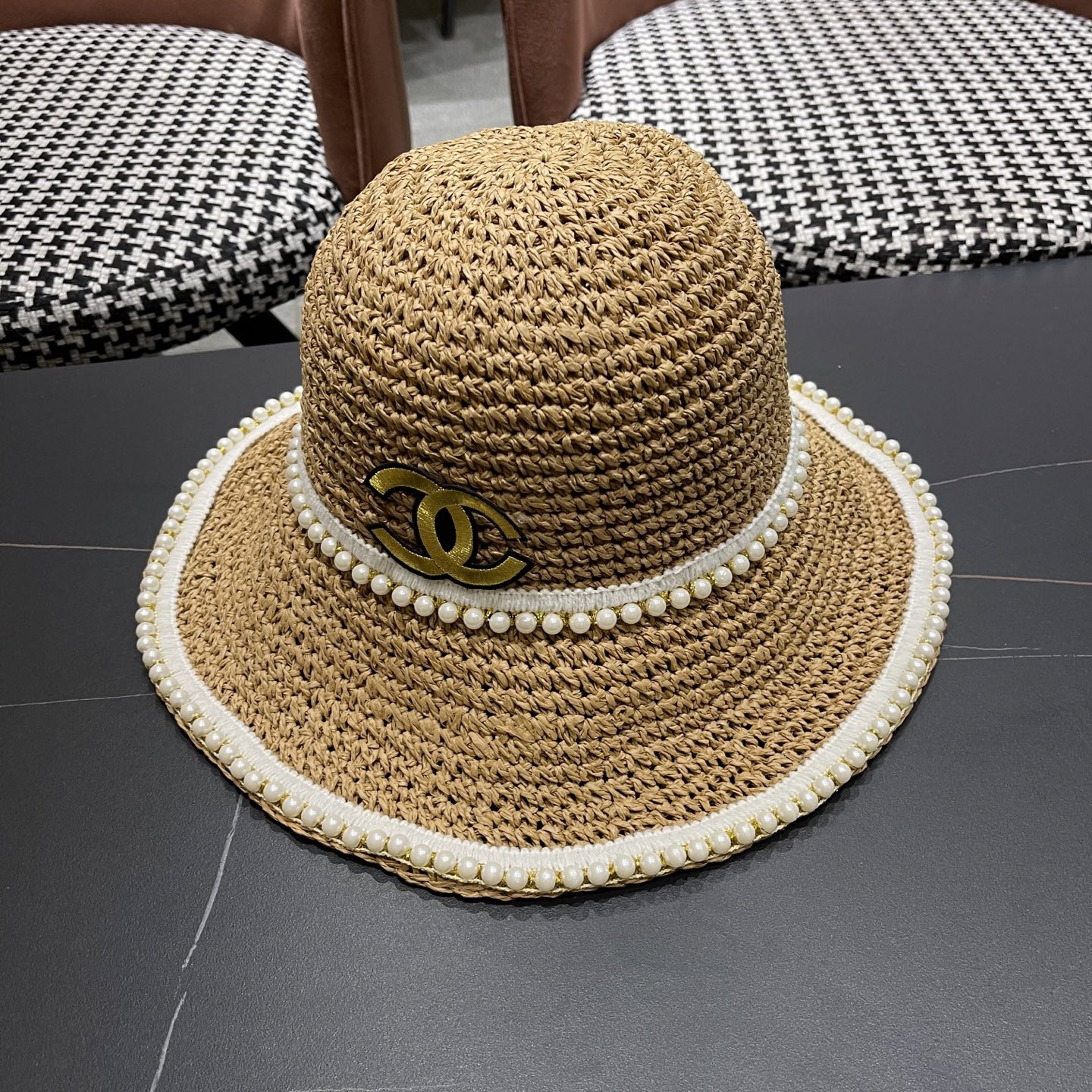  香奈儿Chanel拉菲草编织草帽女珍珠夏季遮阳防晒沙
滩品脸小太阳涼帽
