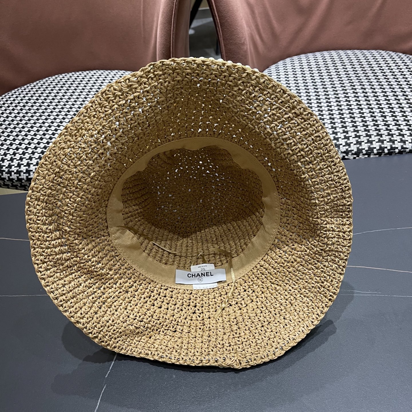  香奈儿Chanel拉菲草编织草帽女珍珠夏季遮阳防晒沙
滩品脸小太阳涼帽