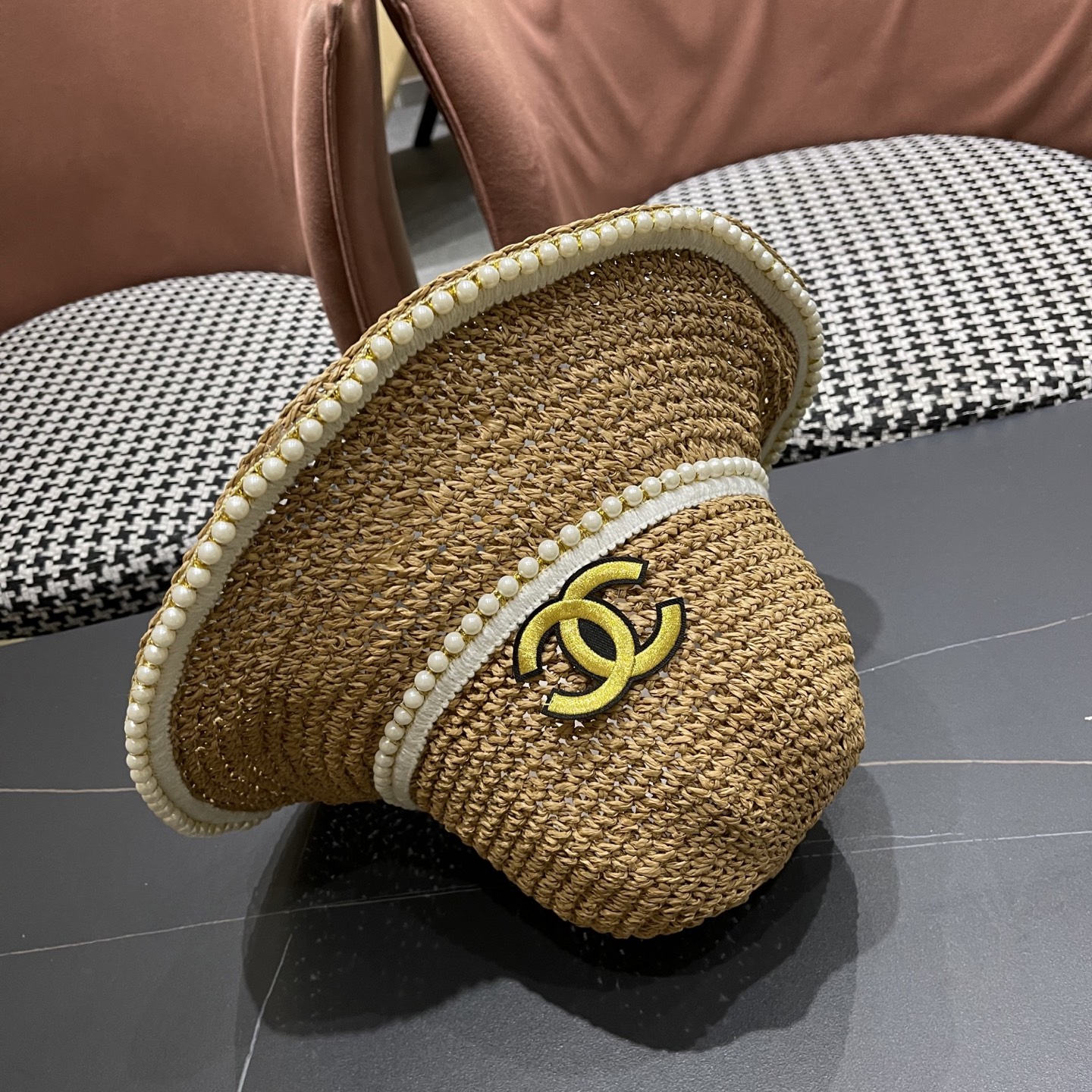  香奈儿Chanel拉菲草编织草帽女珍珠夏季遮阳防晒沙
滩品脸小太阳涼帽