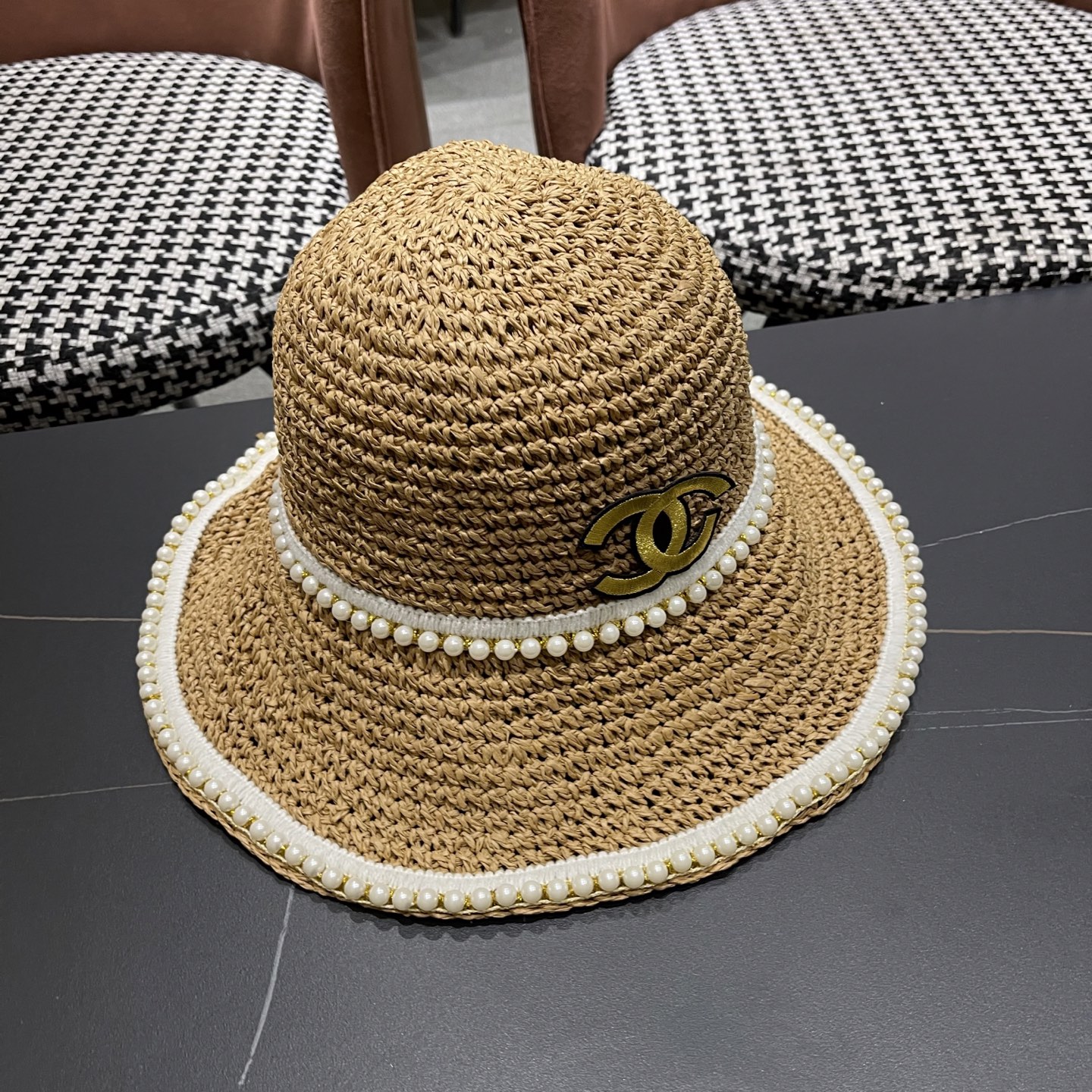  香奈儿Chanel拉菲草编织草帽女珍珠夏季遮阳防晒沙
滩品脸小太阳涼帽
