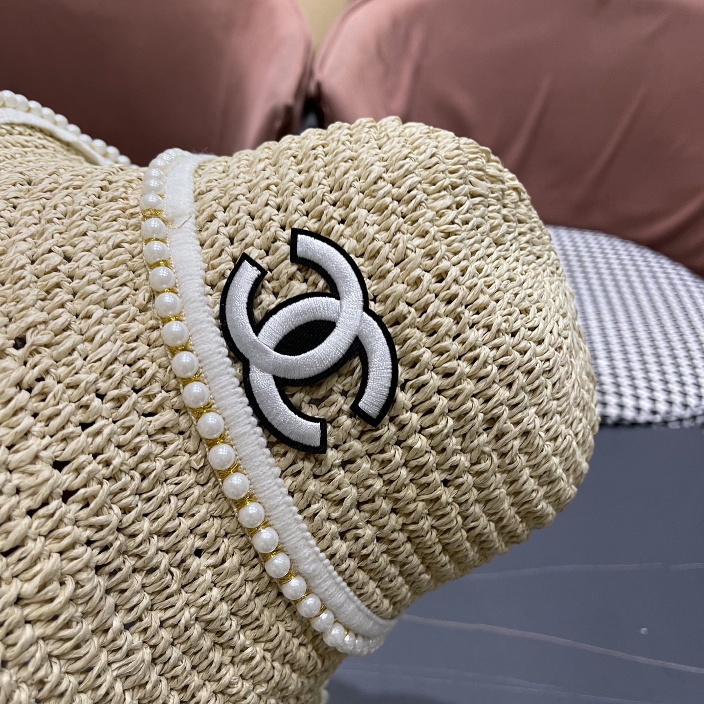  香奈儿Chanel拉菲草编织草帽女珍珠夏季遮阳防晒沙
滩品脸小太阳涼帽