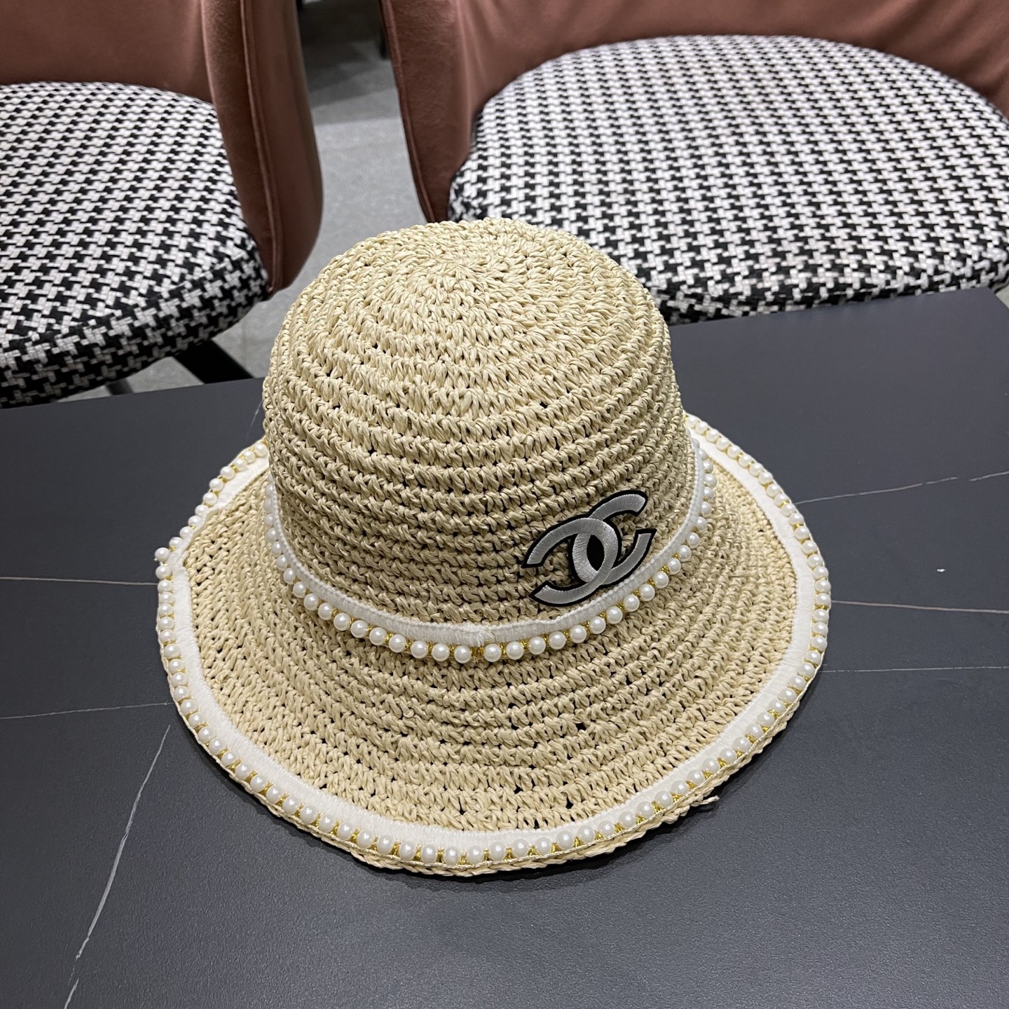  香奈儿Chanel拉菲草编织草帽女珍珠夏季遮阳防晒沙
滩品脸小太阳涼帽