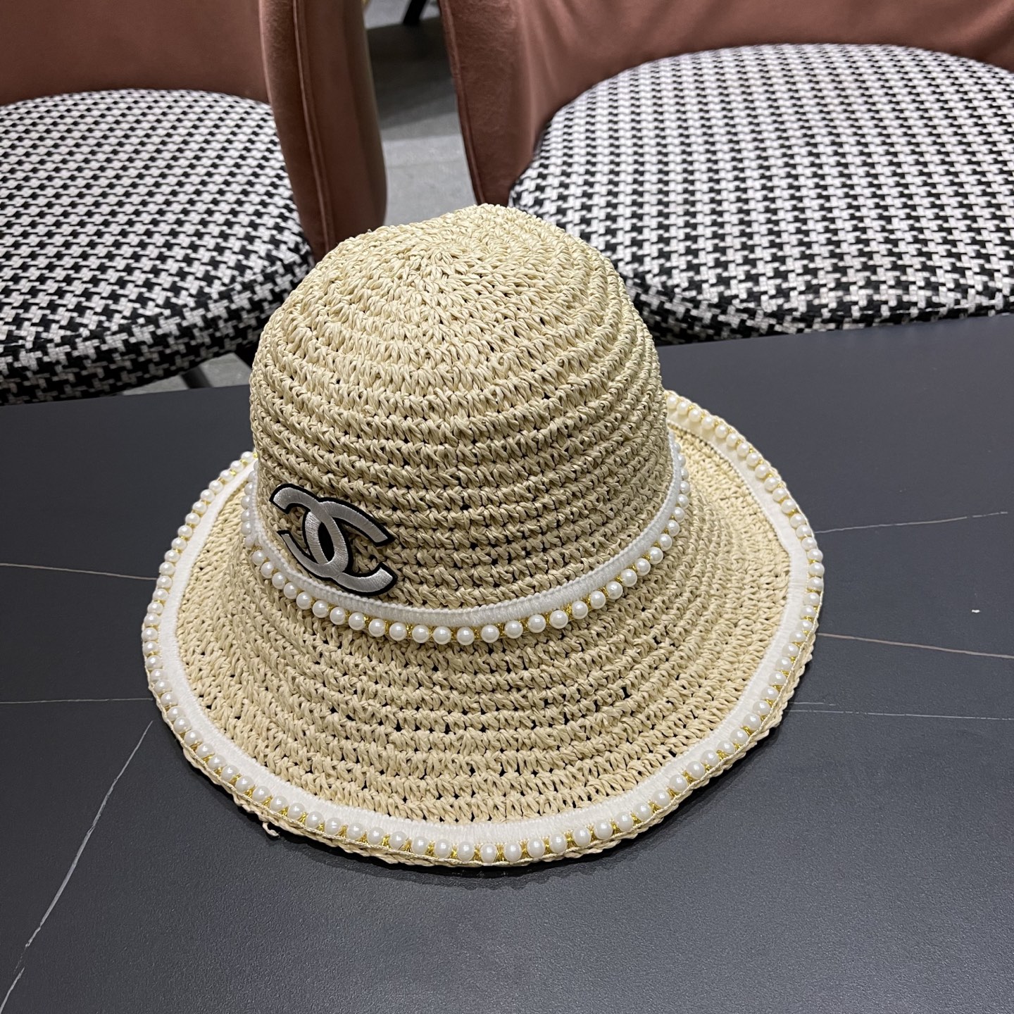  香奈儿Chanel拉菲草编织草帽女珍珠夏季遮阳防晒沙
滩品脸小太阳涼帽