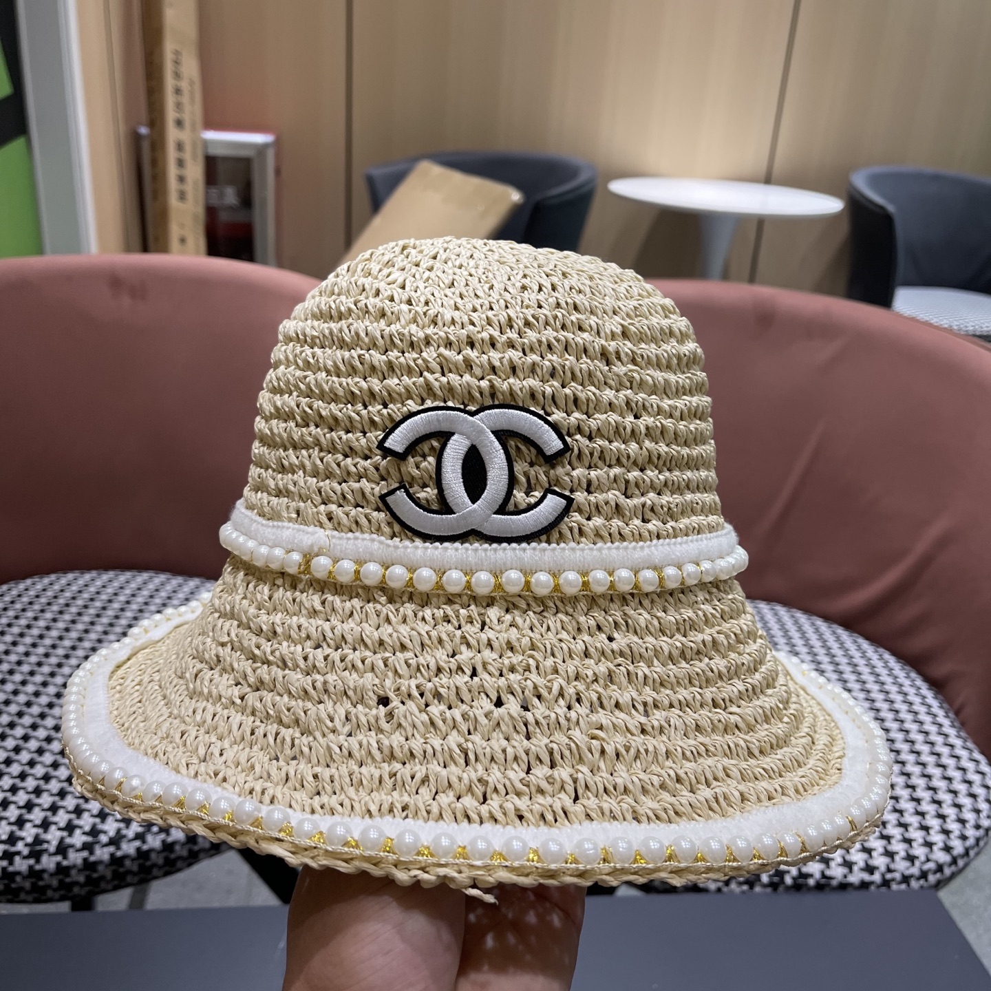  香奈儿Chanel拉菲草编织草帽女珍珠夏季遮阳防晒沙
滩品脸小太阳涼帽