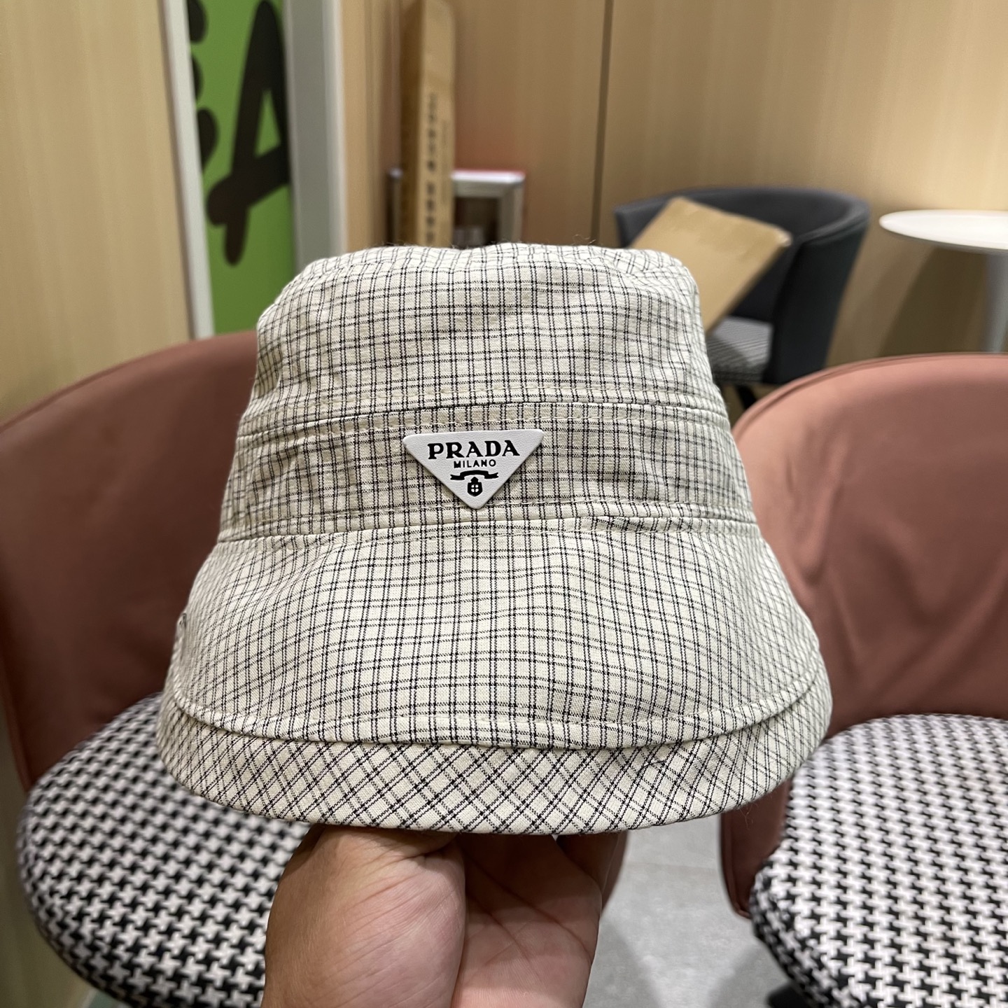  【PRADA普拉达】2025新款2025 春夏新款格纹大帽檐渔夫帽女户外出游可折叠
韩版时尚百搭遮阳