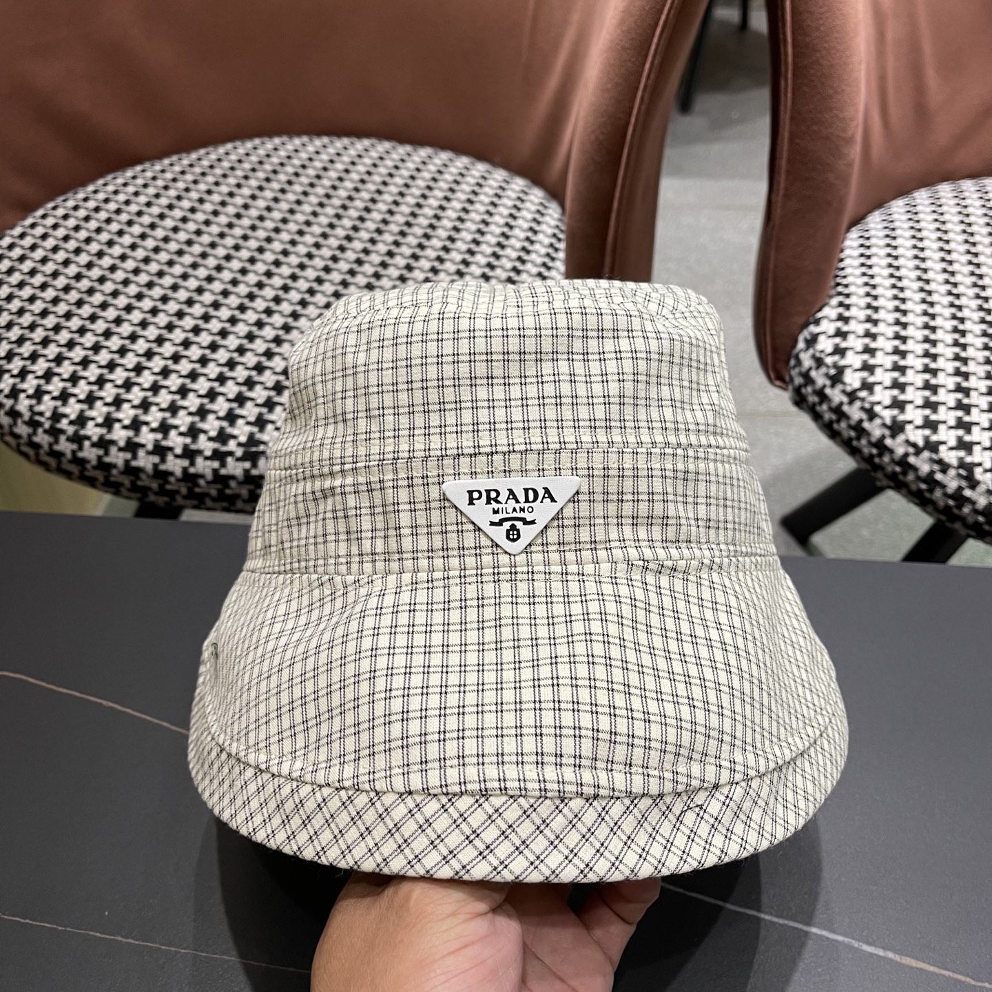 【PRADA普拉达】2025新款2025 春夏新款格纹大帽檐渔夫帽女户外出游可折叠
韩版时尚百搭遮阳