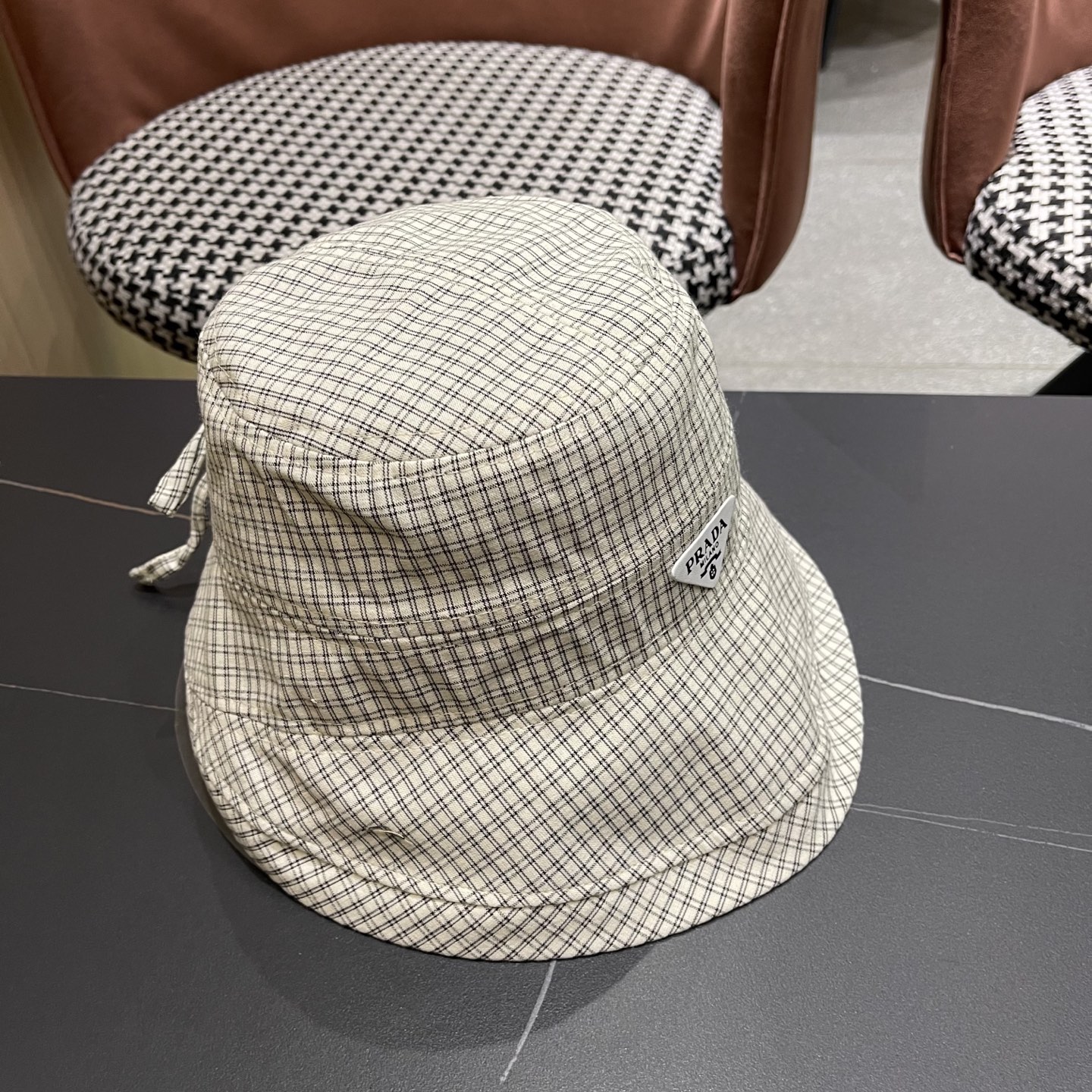  【PRADA普拉达】2025新款2025 春夏新款格纹大帽檐渔夫帽女户外出游可折叠
韩版时尚百搭遮阳