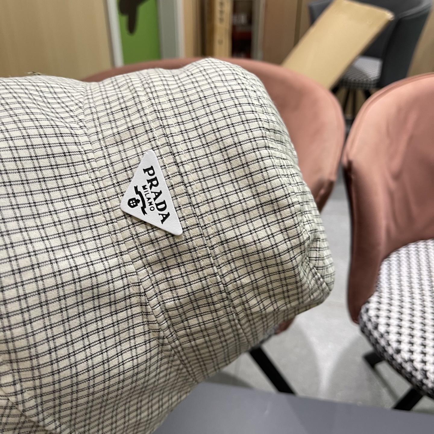  【PRADA普拉达】2025新款2025 春夏新款格纹大帽檐渔夫帽女户外出游可折叠
韩版时尚百搭遮阳