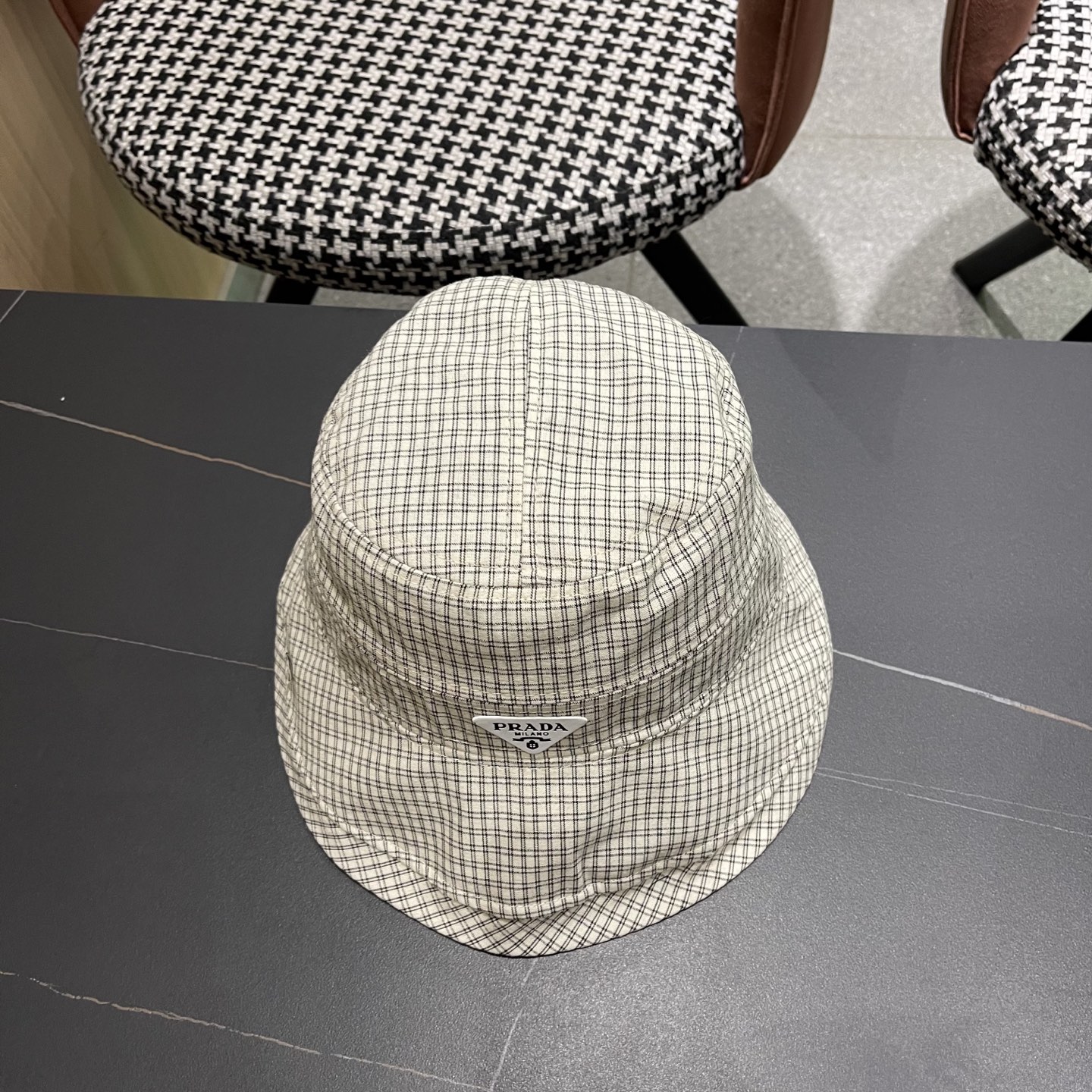  【PRADA普拉达】2025新款2025 春夏新款格纹大帽檐渔夫帽女户外出游可折叠
韩版时尚百搭遮阳