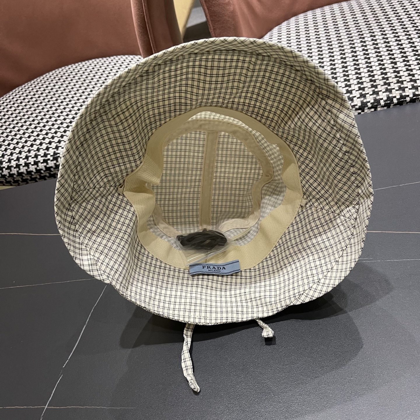  【PRADA普拉达】2025新款2025 春夏新款格纹大帽檐渔夫帽女户外出游可折叠
韩版时尚百搭遮阳