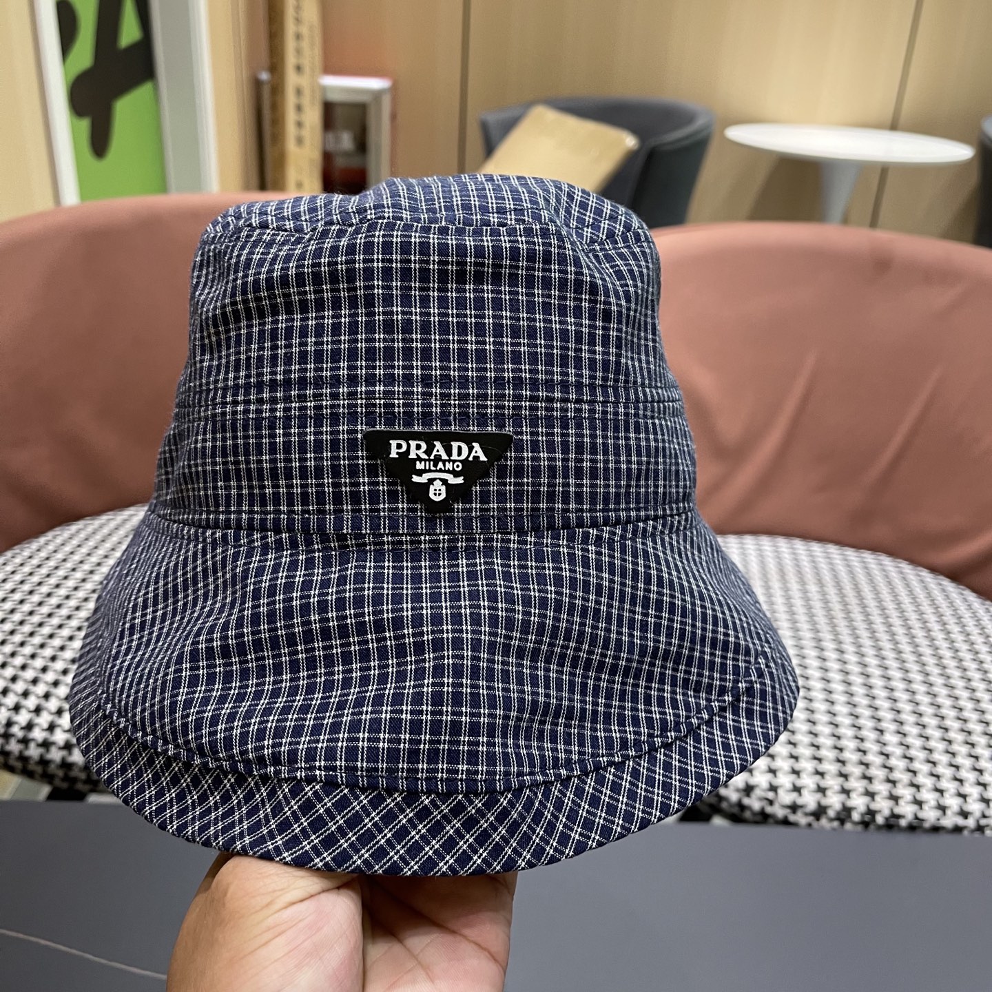  【PRADA普拉达】2025新款2025 春夏新款格纹大帽檐渔夫帽女户外出游可折叠
韩版时尚百搭遮阳