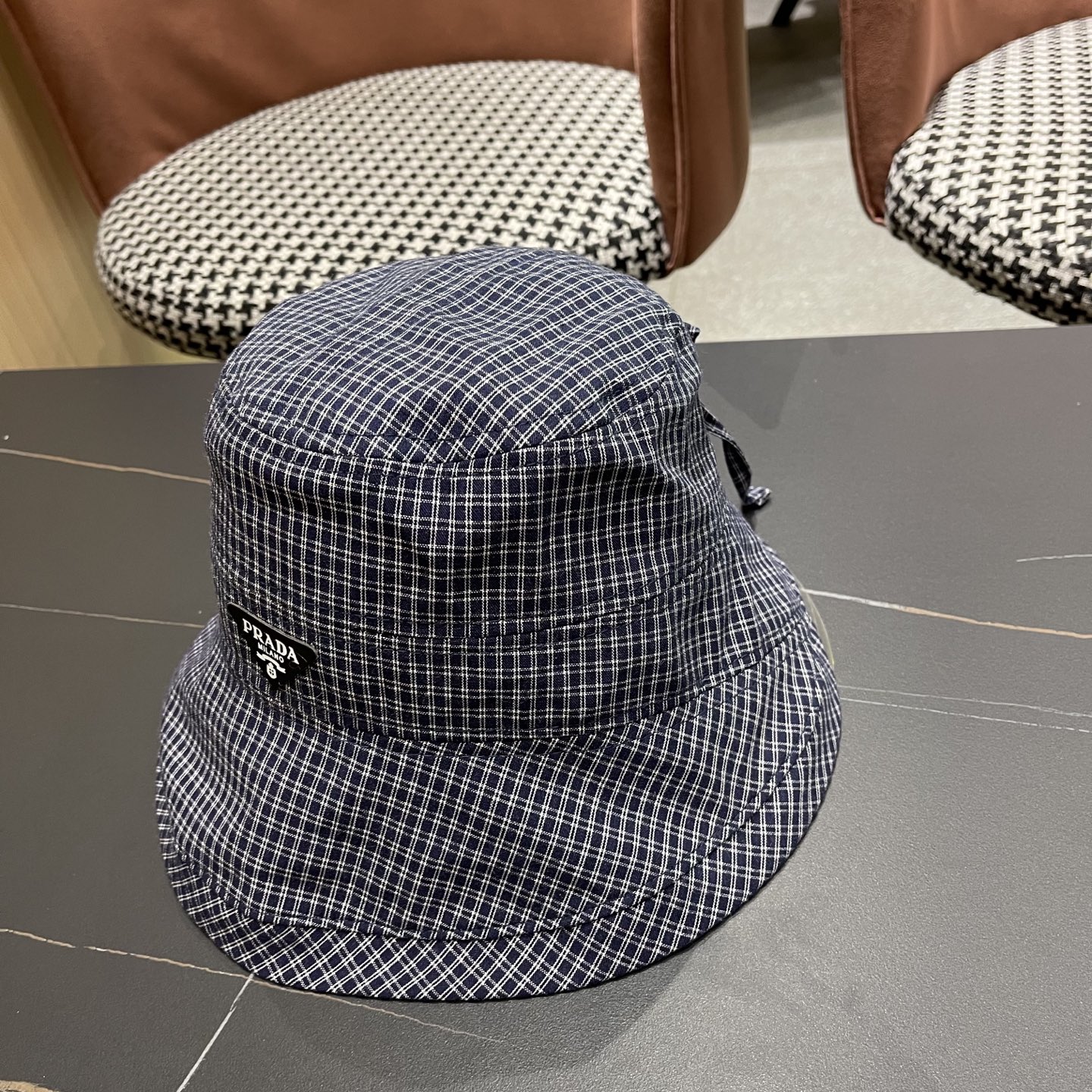  【PRADA普拉达】2025新款2025 春夏新款格纹大帽檐渔夫帽女户外出游可折叠
韩版时尚百搭遮阳