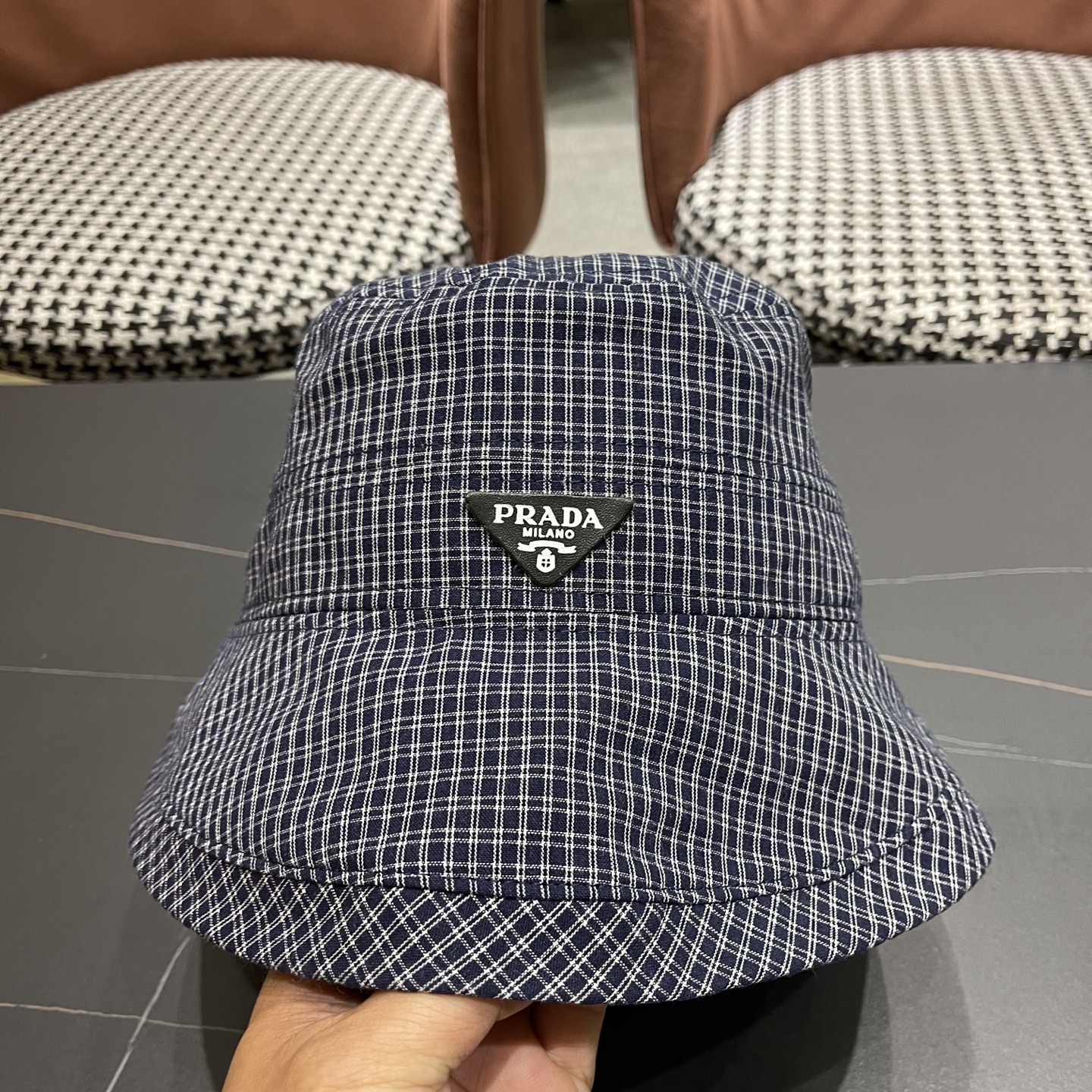  【PRADA普拉达】2025新款2025 春夏新款格纹大帽檐渔夫帽女户外出游可折叠
韩版时尚百搭遮阳