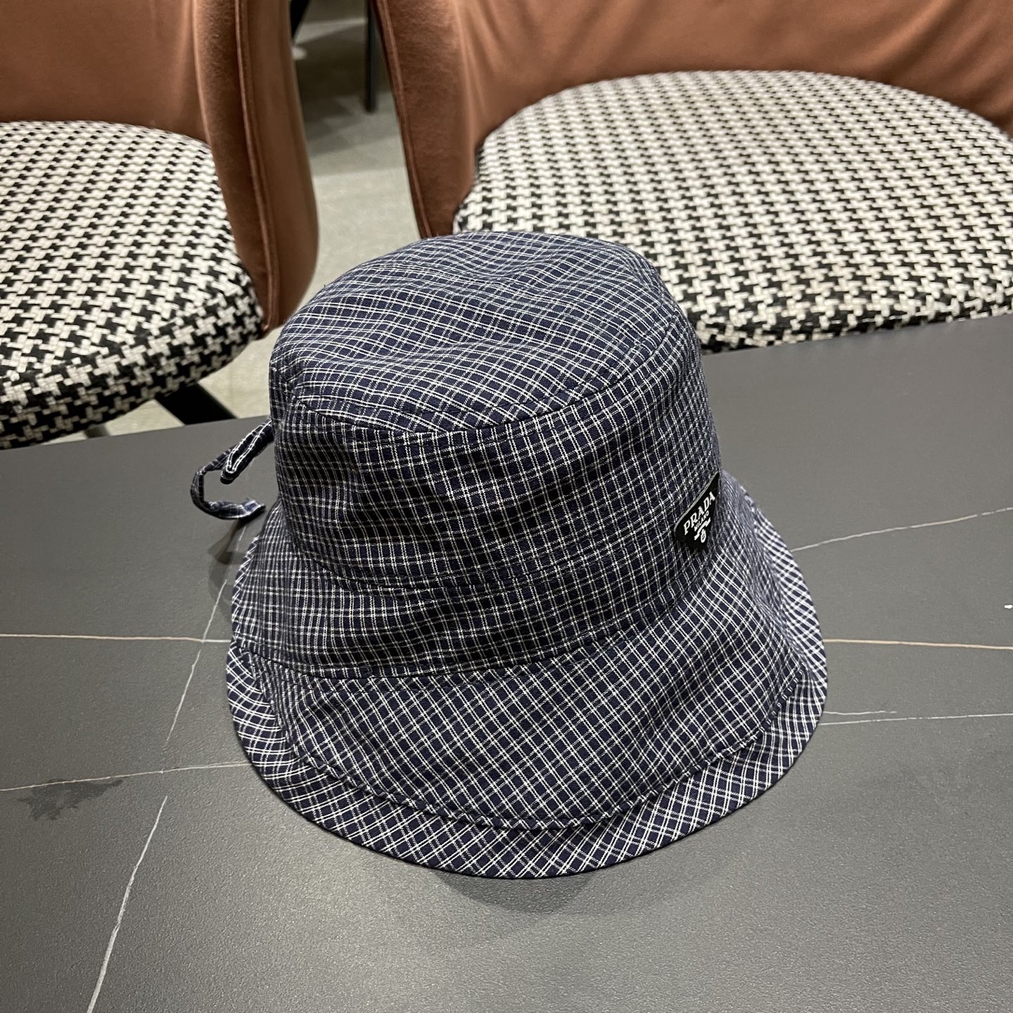  【PRADA普拉达】2025新款2025 春夏新款格纹大帽檐渔夫帽女户外出游可折叠
韩版时尚百搭遮阳