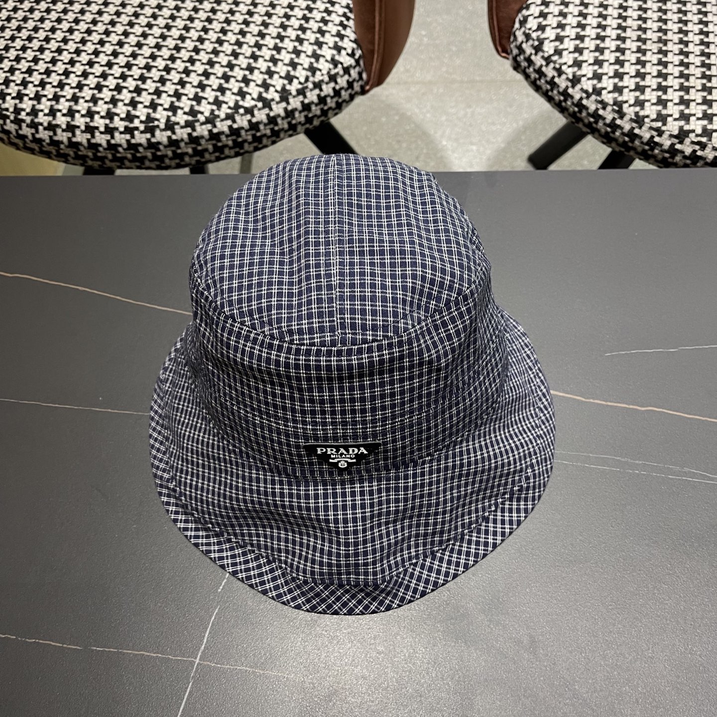  【PRADA普拉达】2025新款2025 春夏新款格纹大帽檐渔夫帽女户外出游可折叠
韩版时尚百搭遮阳