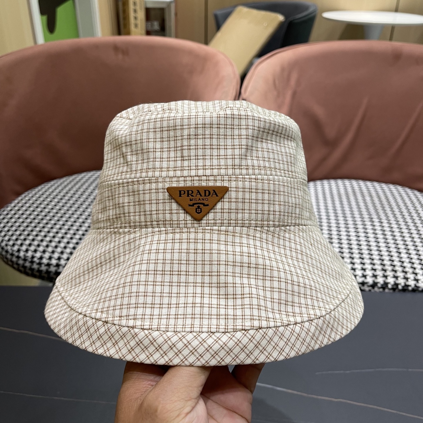  【PRADA普拉达】2025新款2025 春夏新款格纹大帽檐渔夫帽女户外出游可折叠
韩版时尚百搭遮阳
