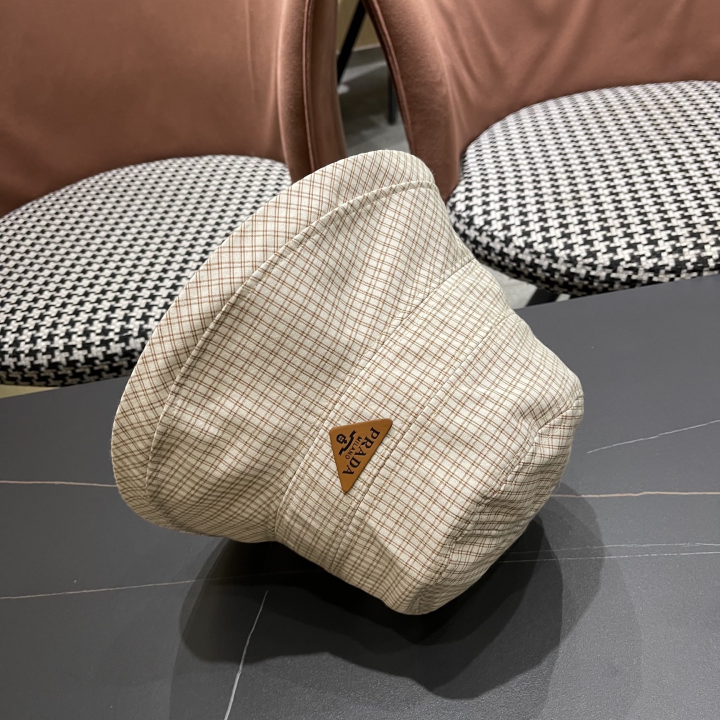  【PRADA普拉达】2025新款2025 春夏新款格纹大帽檐渔夫帽女户外出游可折叠
韩版时尚百搭遮阳