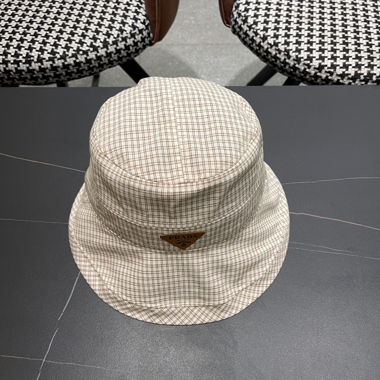 【PRADA普拉达】2025新款2025 春夏新款格纹大帽檐渔夫帽女户外出游可折叠
韩版时尚百搭遮阳
