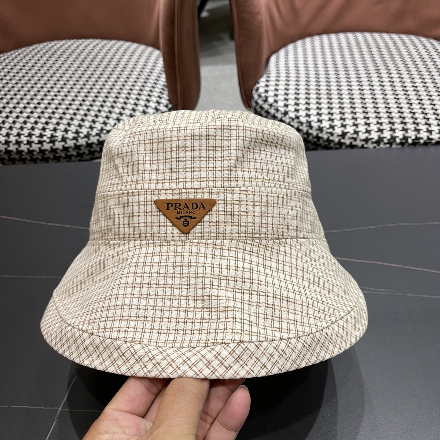  【PRADA普拉达】2025新款2025 春夏新款格纹大帽檐渔夫帽女户外出游可折叠
韩版时尚百搭遮阳