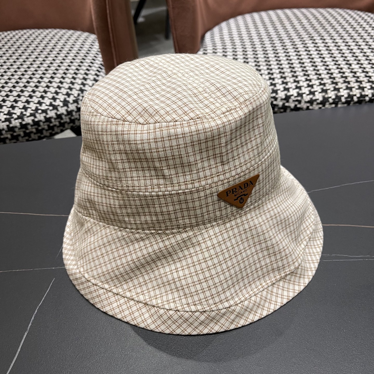  【PRADA普拉达】2025新款2025 春夏新款格纹大帽檐渔夫帽女户外出游可折叠
韩版时尚百搭遮阳