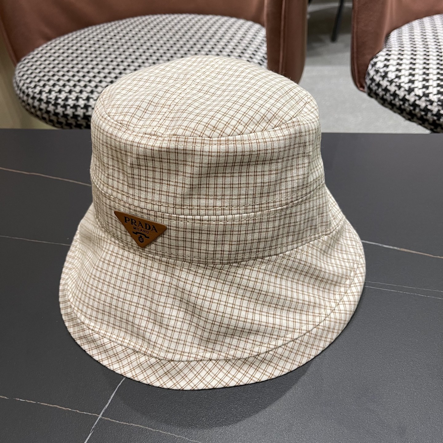  【PRADA普拉达】2025新款2025 春夏新款格纹大帽檐渔夫帽女户外出游可折叠
韩版时尚百搭遮阳