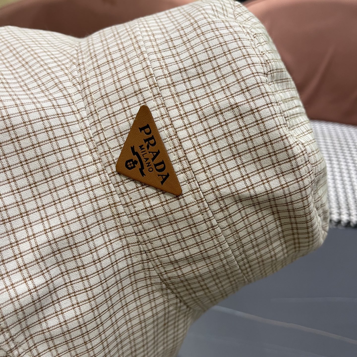  【PRADA普拉达】2025新款2025 春夏新款格纹大帽檐渔夫帽女户外出游可折叠
韩版时尚百搭遮阳