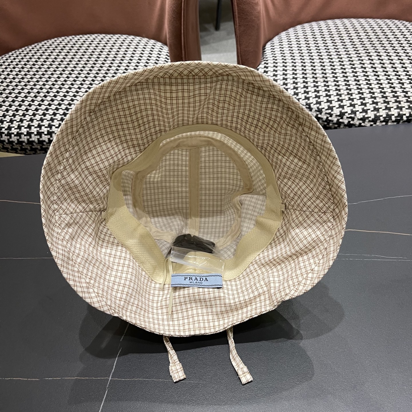  【PRADA普拉达】2025新款2025 春夏新款格纹大帽檐渔夫帽女户外出游可折叠
韩版时尚百搭遮阳