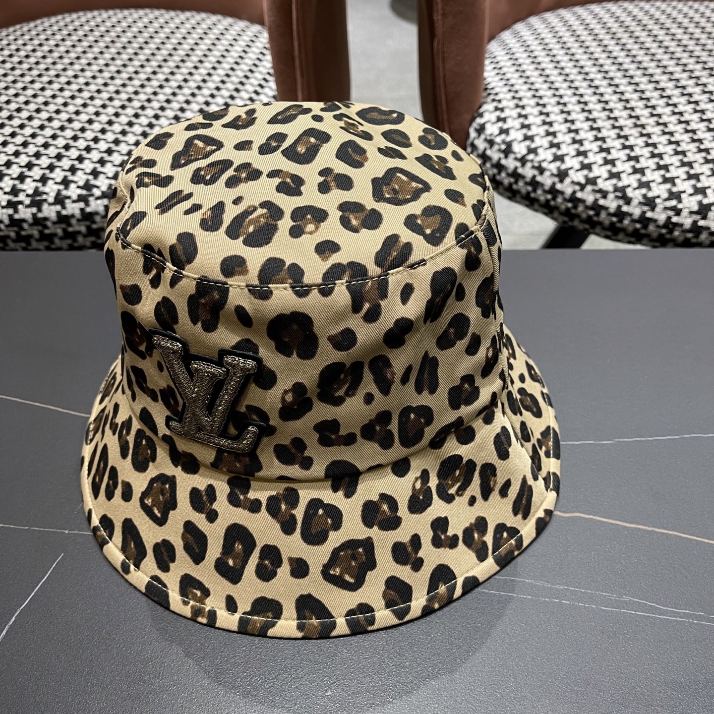  Lv路易威登2025韩版百搭小众渔夫帽子女性感豹纹时尚休闲户外水
桶盆帽春戛新款潮