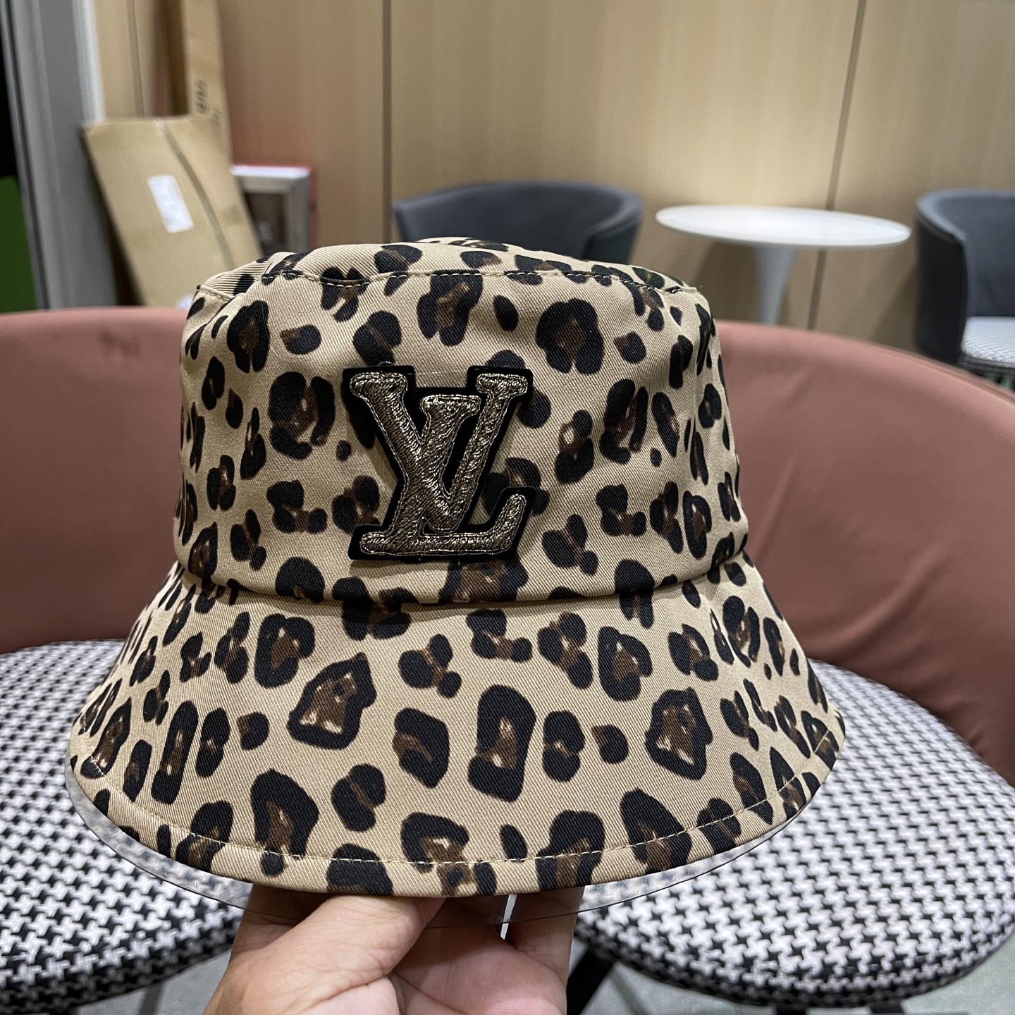  Lv路易威登2025韩版百搭小众渔夫帽子女性感豹纹时尚休闲户外水
桶盆帽春戛新款潮