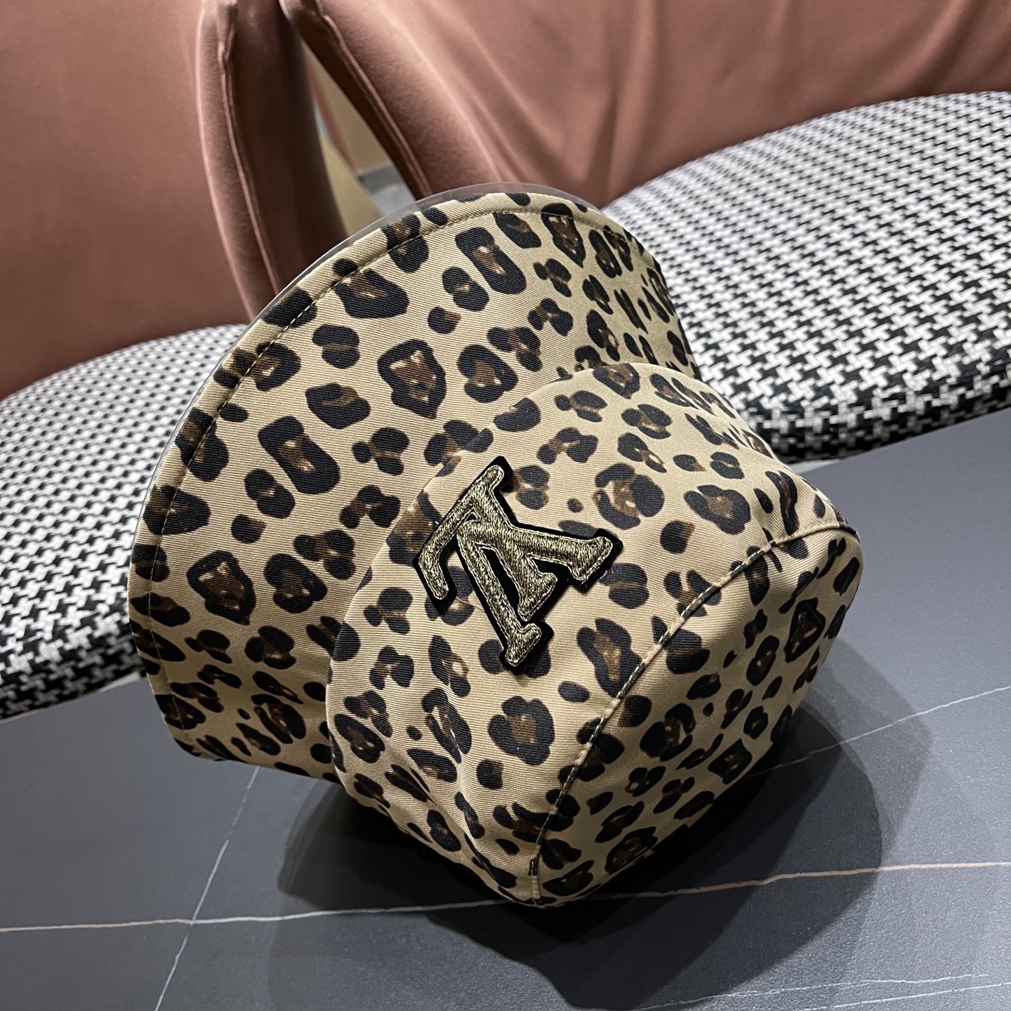  Lv路易威登2025韩版百搭小众渔夫帽子女性感豹纹时尚休闲户外水
桶盆帽春戛新款潮