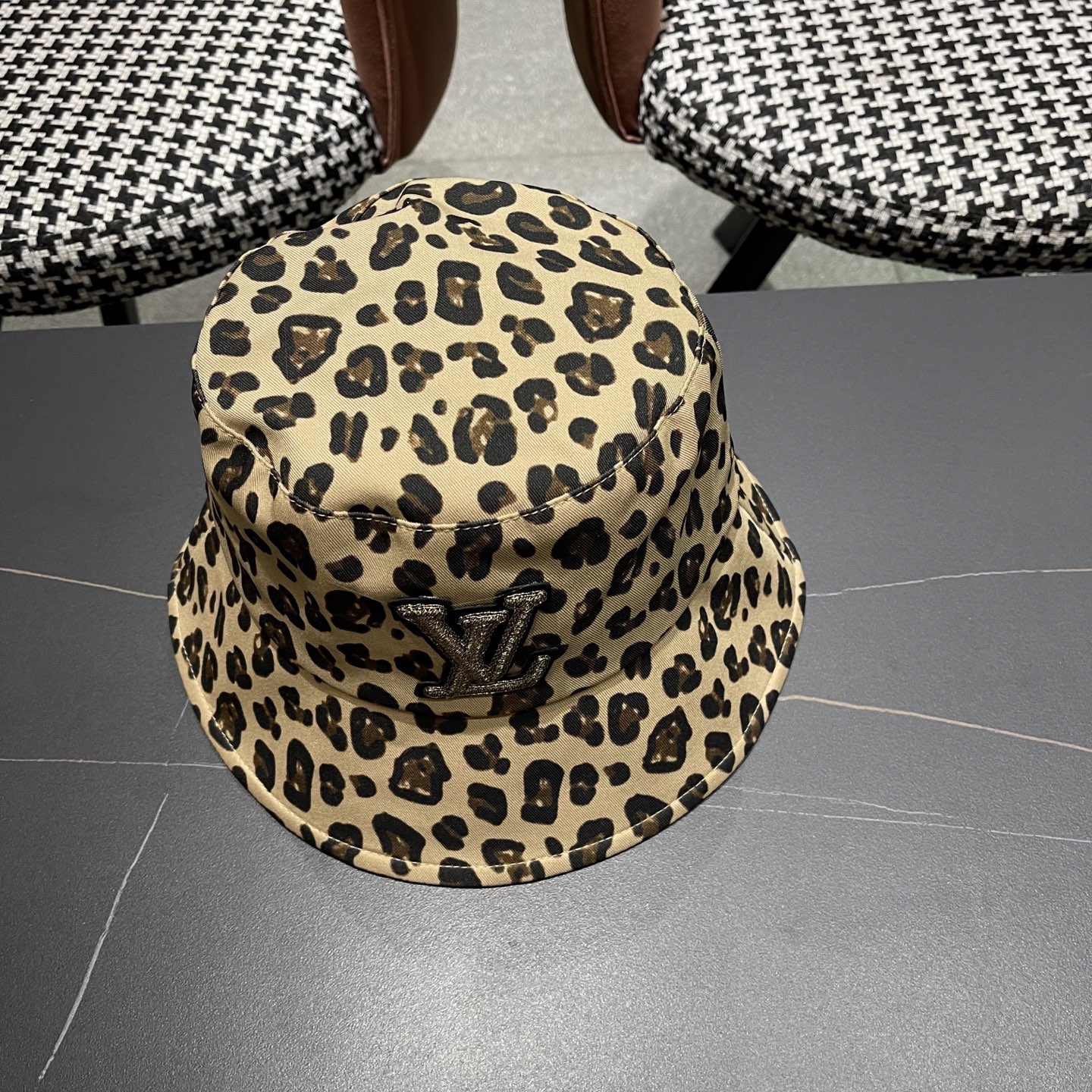  Lv路易威登2025韩版百搭小众渔夫帽子女性感豹纹时尚休闲户外水
桶盆帽春戛新款潮