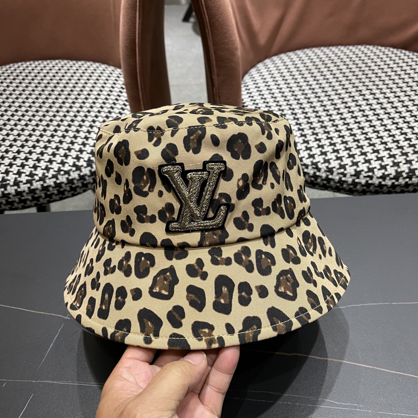  Lv路易威登2025韩版百搭小众渔夫帽子女性感豹纹时尚休闲户外水
桶盆帽春戛新款潮