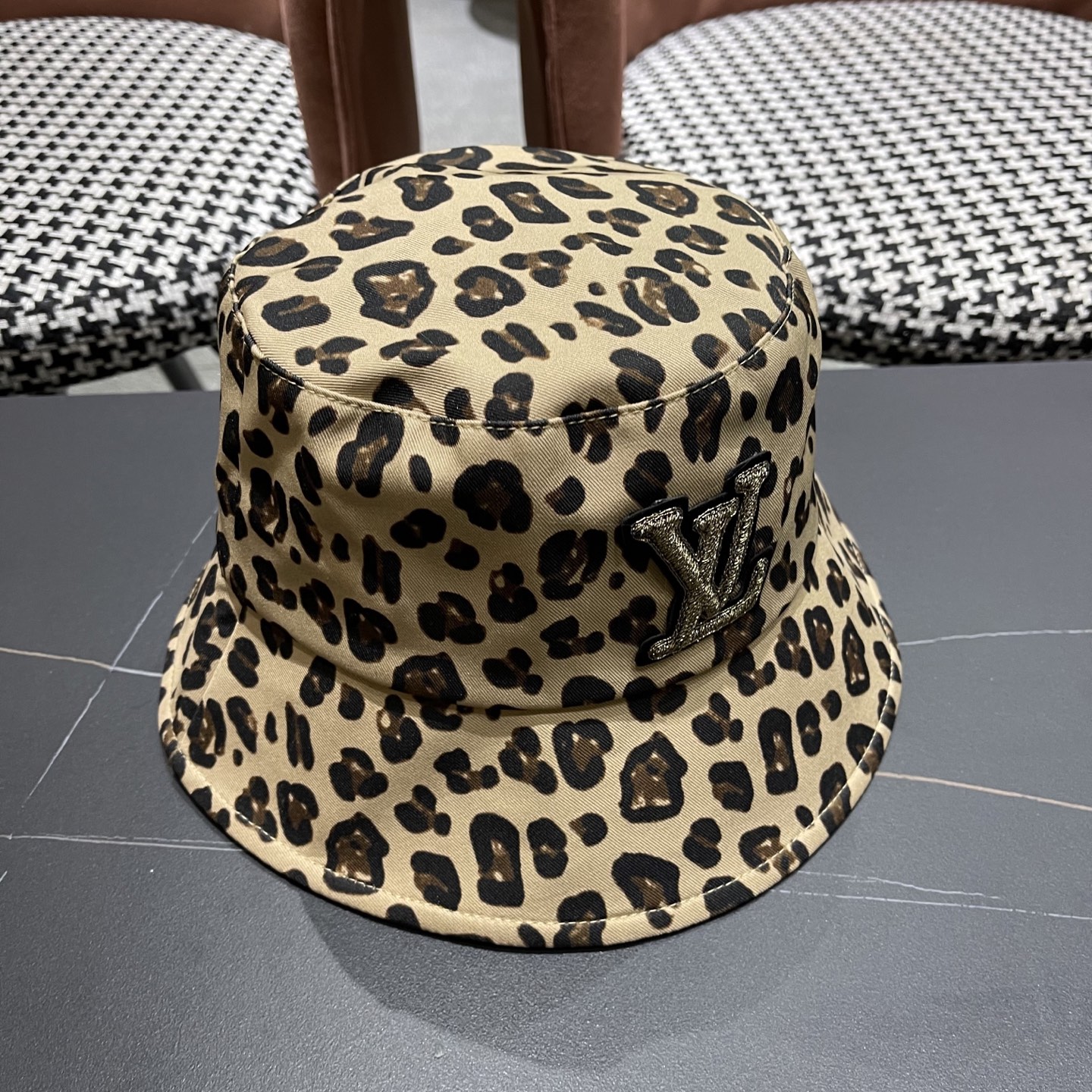  Lv路易威登2025韩版百搭小众渔夫帽子女性感豹纹时尚休闲户外水
桶盆帽春戛新款潮