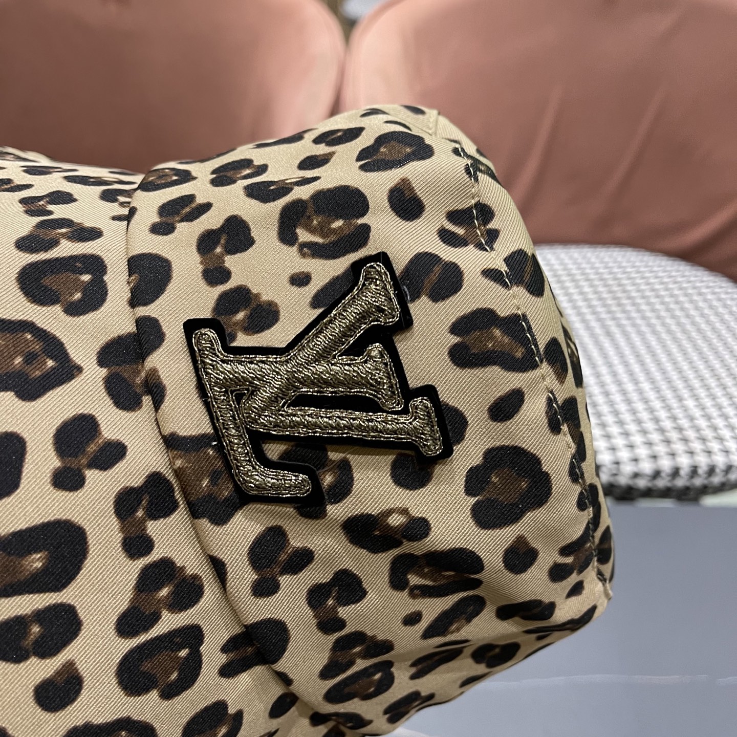  Lv路易威登2025韩版百搭小众渔夫帽子女性感豹纹时尚休闲户外水
桶盆帽春戛新款潮