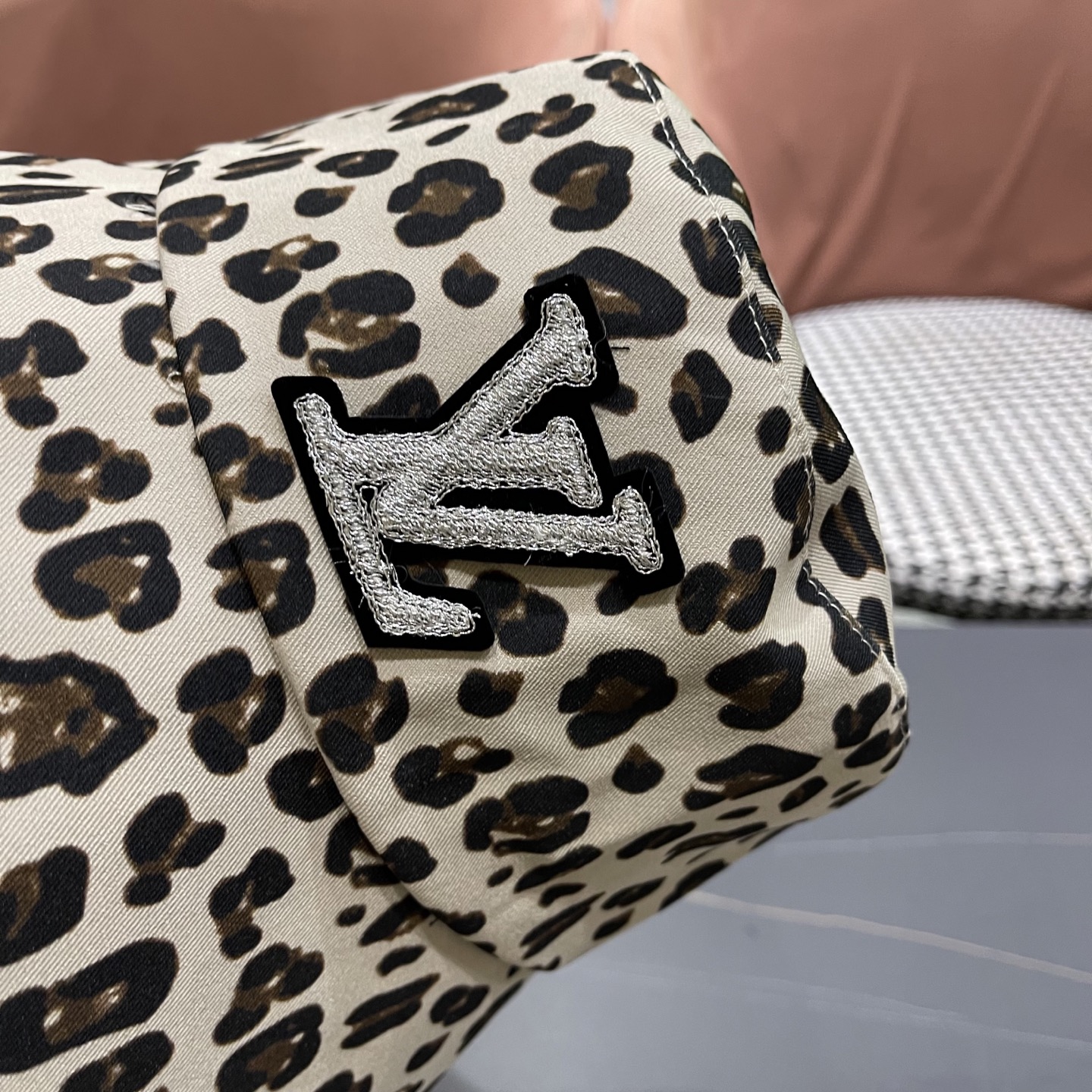  Lv路易威登2025韩版百搭小众渔夫帽子女性感豹纹时尚休闲户外水
桶盆帽春戛新款潮